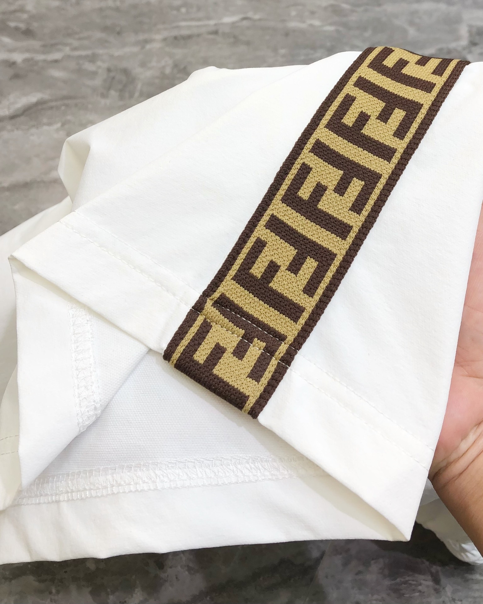“Spring/Summer 2025 High-End Men’s Leisure Shorts: Tweed Tape Logo Design, Polyester Fiber, Next-Day Delivery” - 图片 8