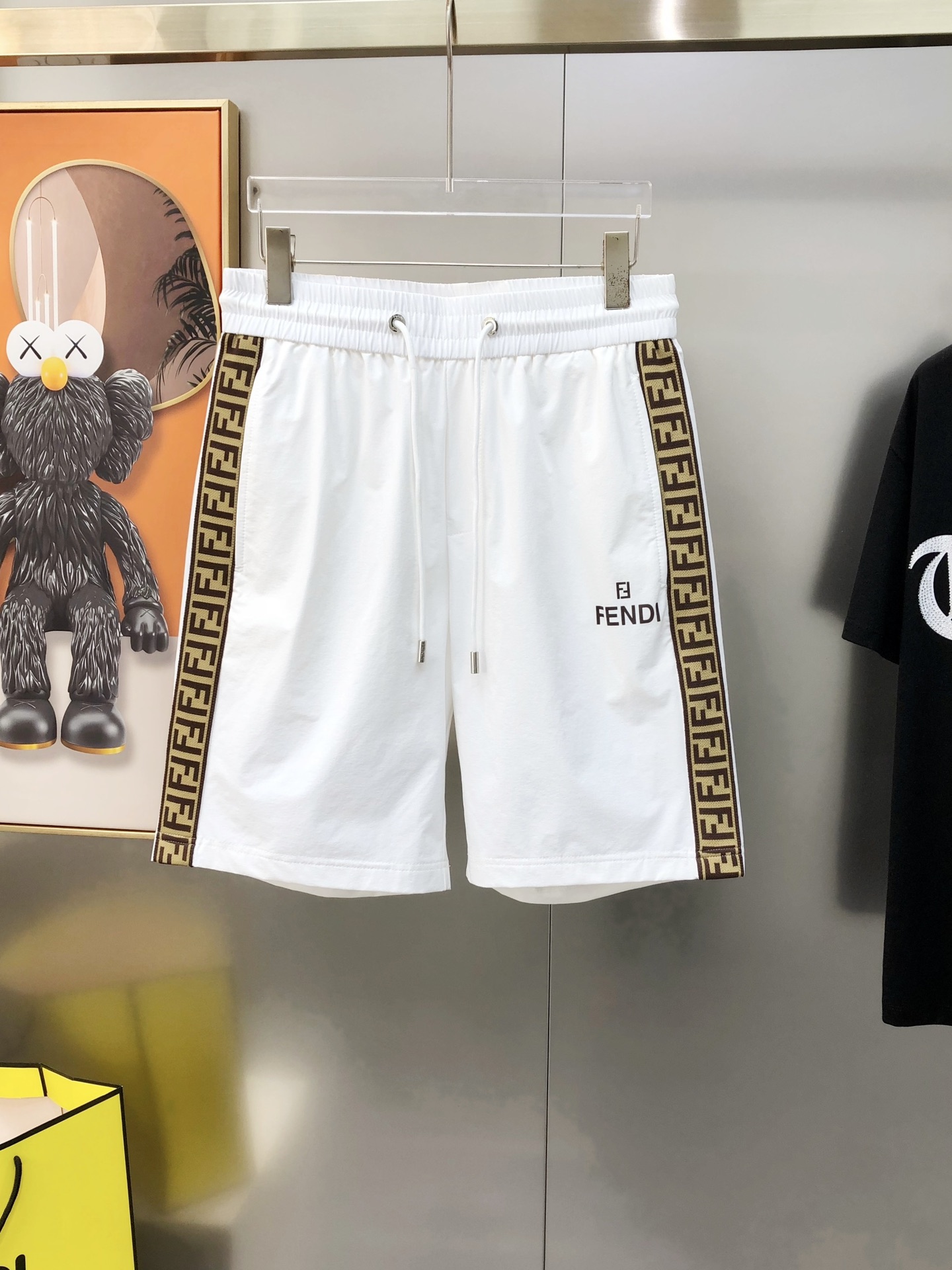 “Spring/Summer 2025 High-End Men’s Leisure Shorts: Tweed Tape Logo Design, Polyester Fiber, Next-Day Delivery” - 图片 1