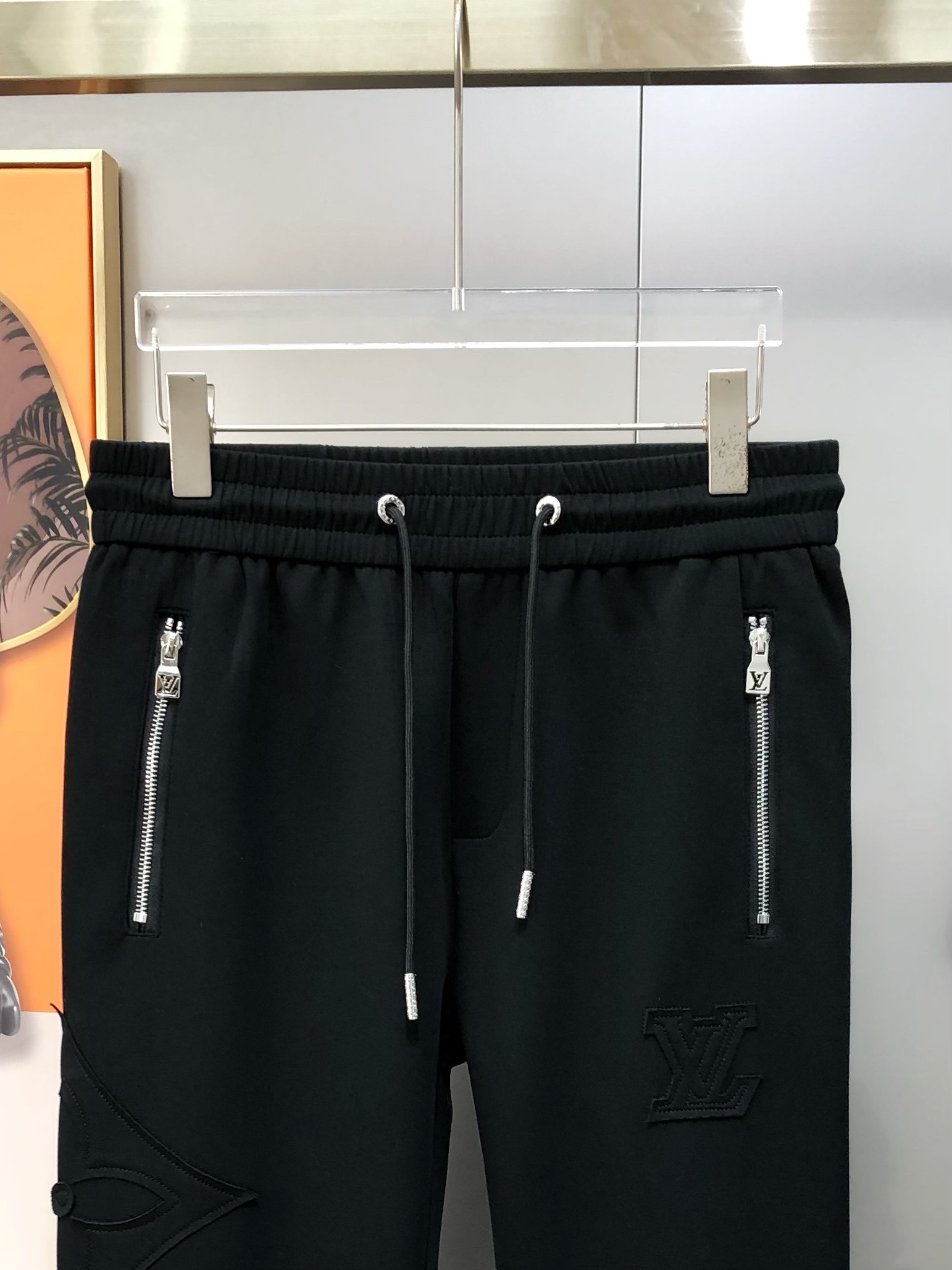 “Louis Vuitton P552 LV Men’s Loafers Spring Summer 2025 Collection with Custom Embroidery” - 图片 4