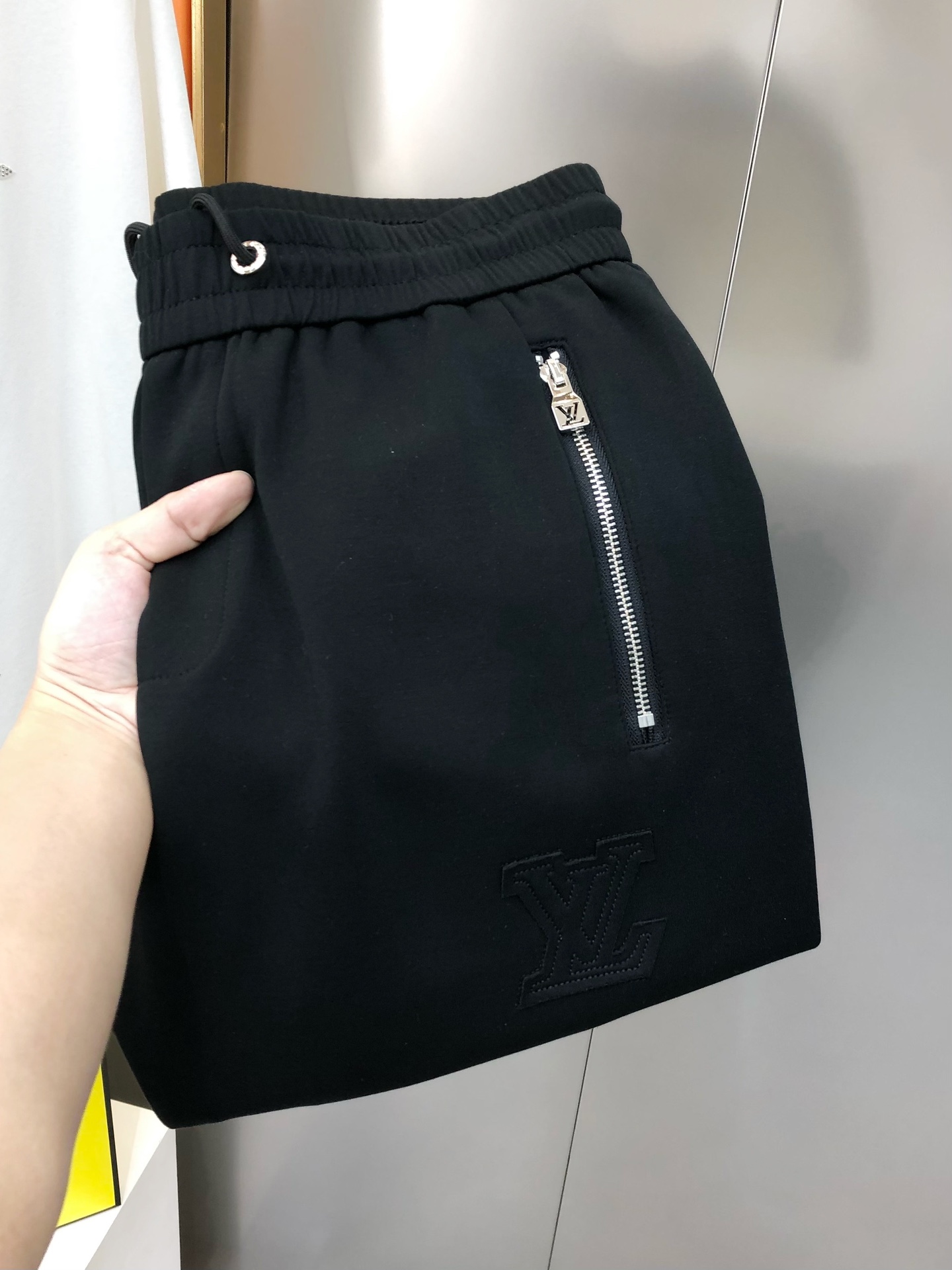 “Louis Vuitton P552 LV Men’s Loafers Spring Summer 2025 Collection with Custom Embroidery” - 图片 1