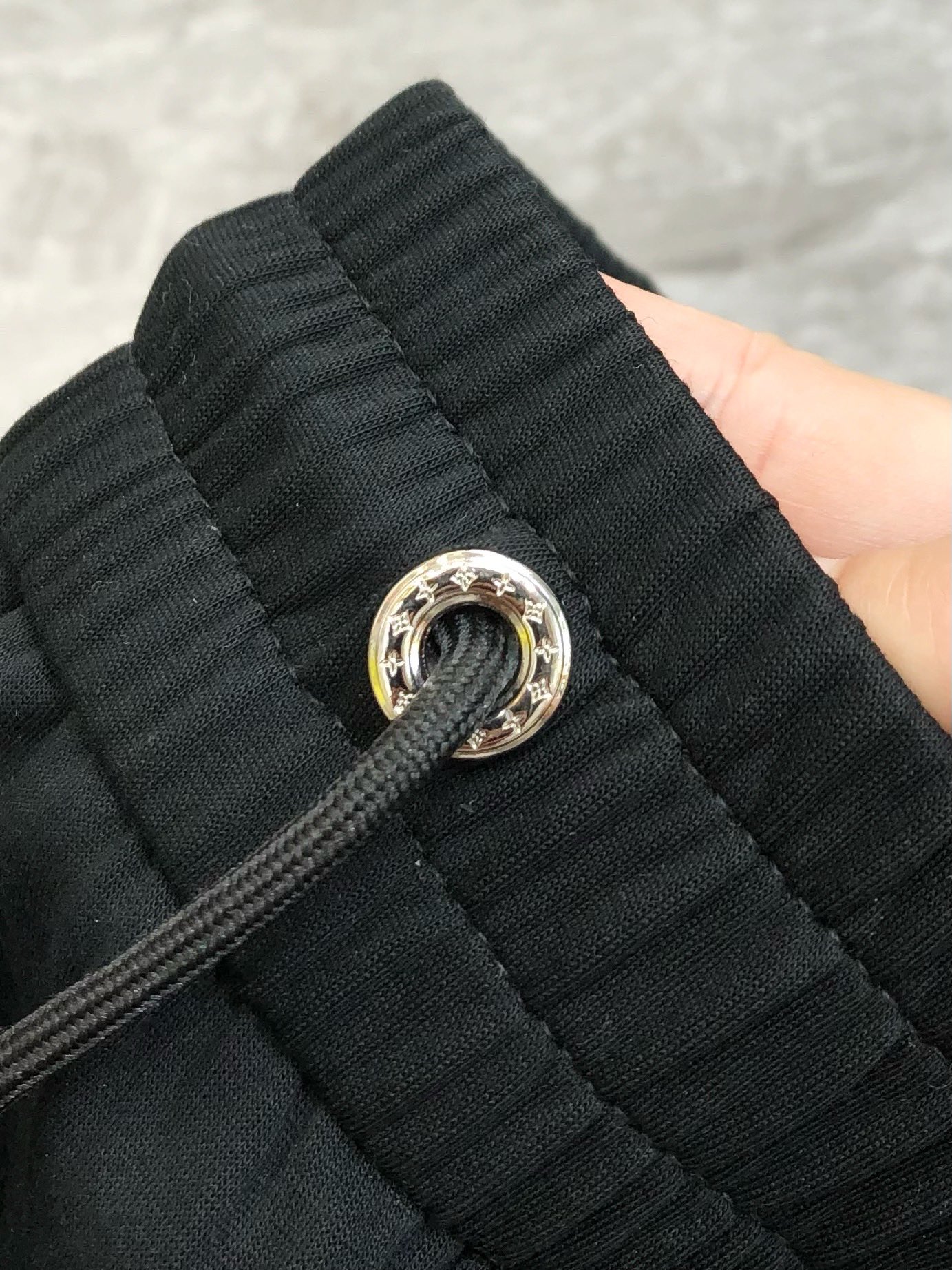 “Louis Vuitton P552 LV Men’s Loafers Spring Summer 2025 Collection with Custom Embroidery” - 图片 6