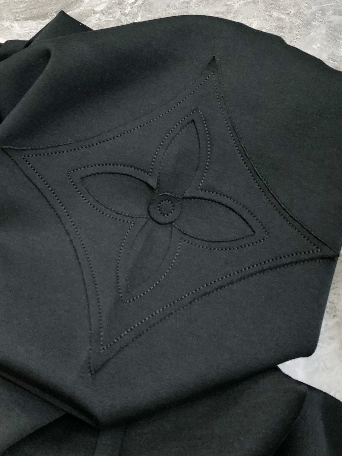 “Louis Vuitton P552 LV Men’s Loafers Spring Summer 2025 Collection with Custom Embroidery” - 图片 8