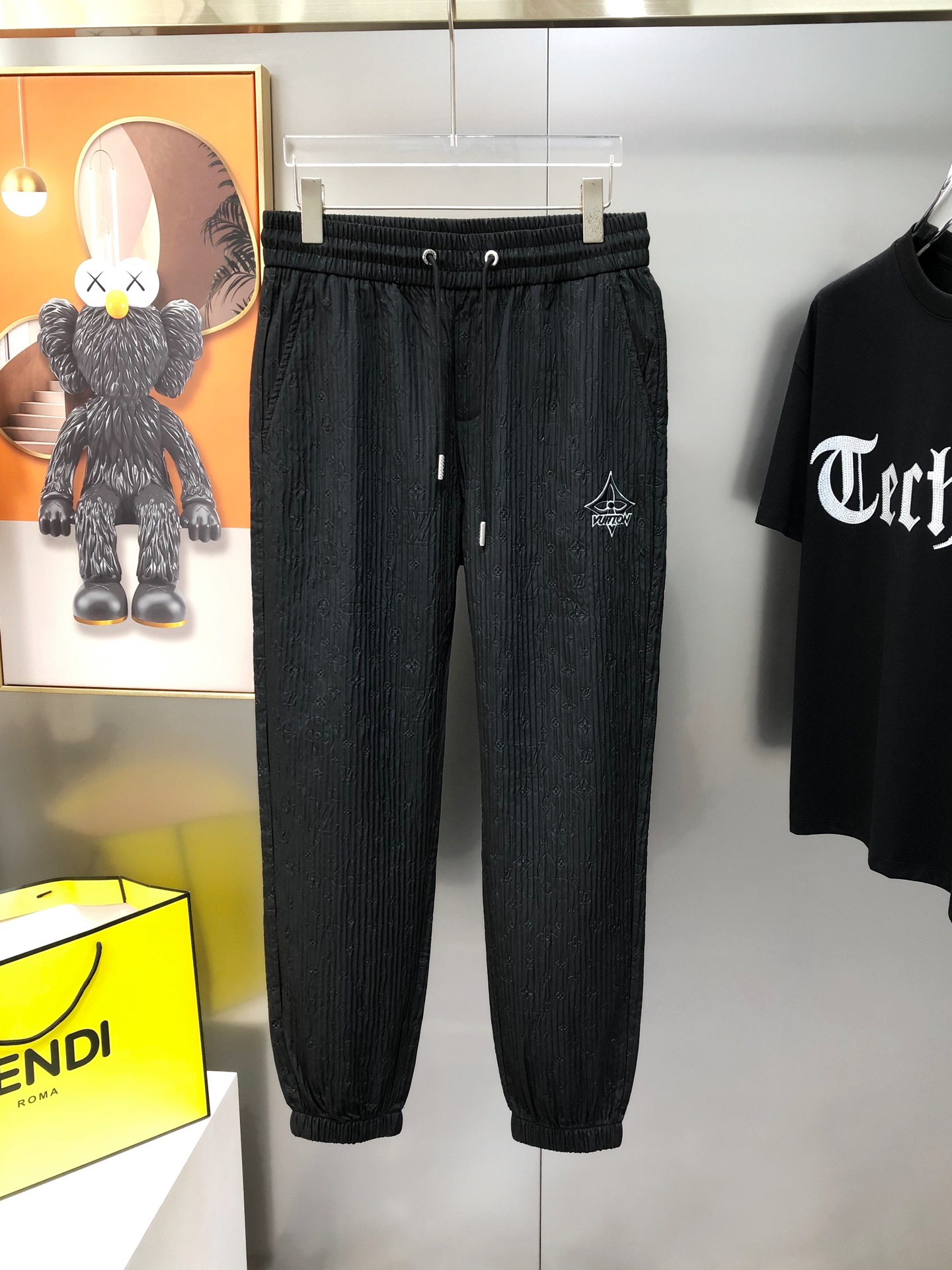 “Louis Vuitton Men’s Leisure Pants 2025: High-End Tailoring, Embroidery, Custom Design, Wide Size Range” - 图片 2