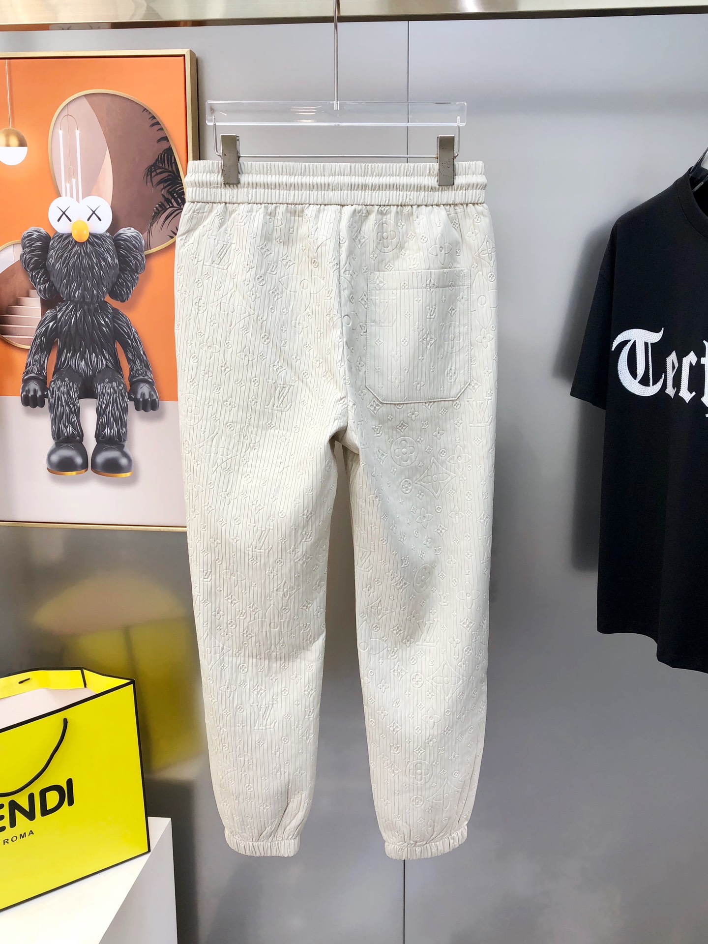 “LV Spring/Summer 2025 Men’s Leisure Pants: High-End Tailoring, Customized Design, Wide Size Range” - 图片 3