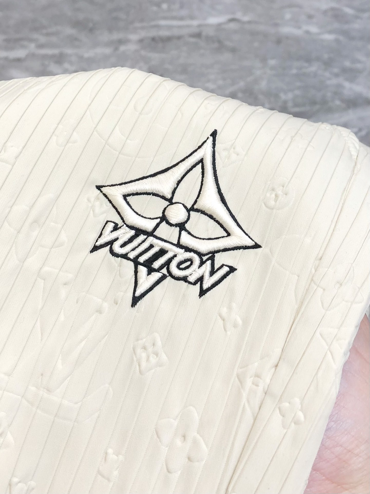 “LV Spring/Summer 2025 Men’s Leisure Pants: High-End Tailoring, Customized Design, Wide Size Range” - 图片 7