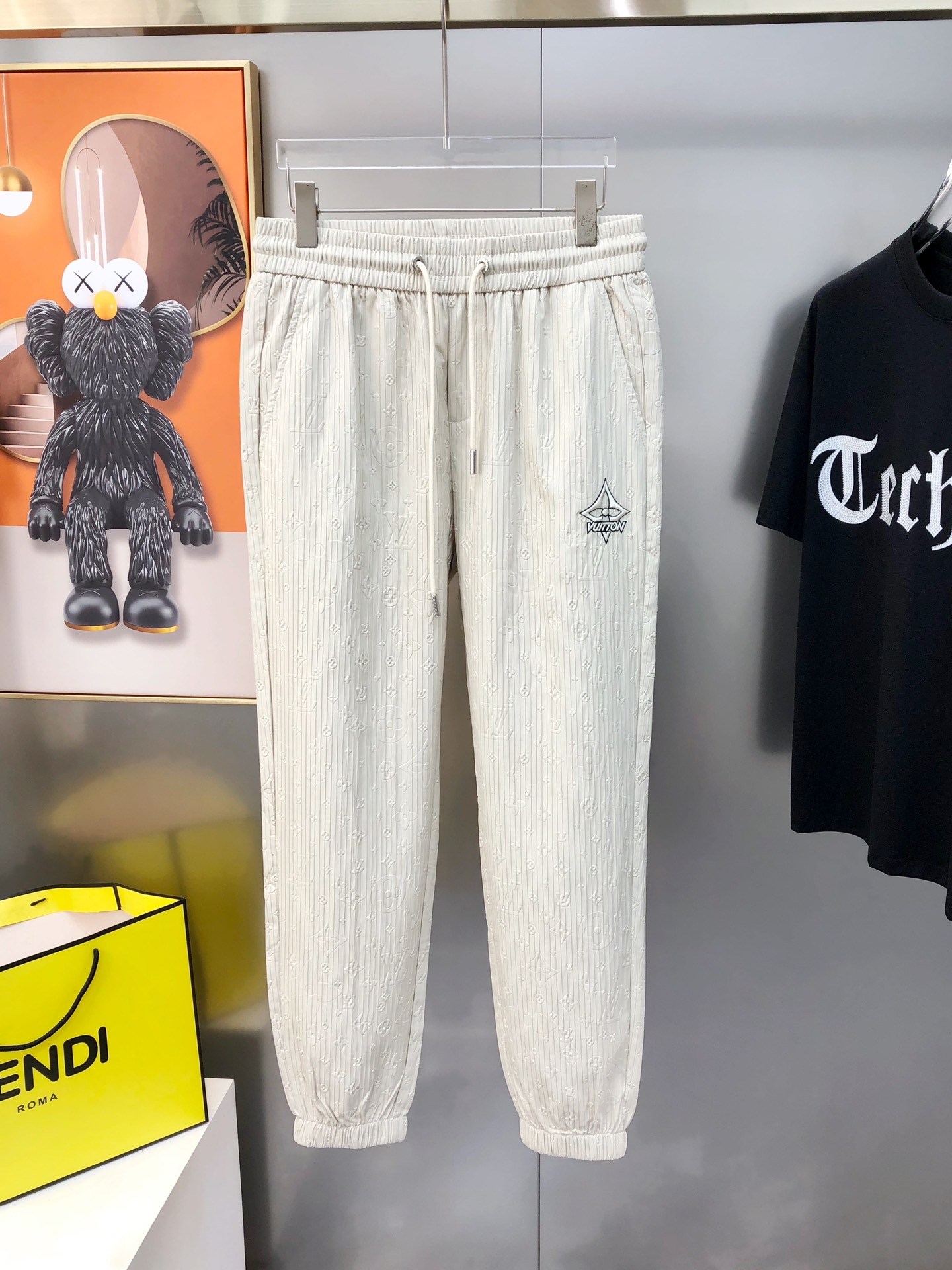 “LV Spring/Summer 2025 Men’s Leisure Pants: High-End Tailoring, Customized Design, Wide Size Range” - 图片 2