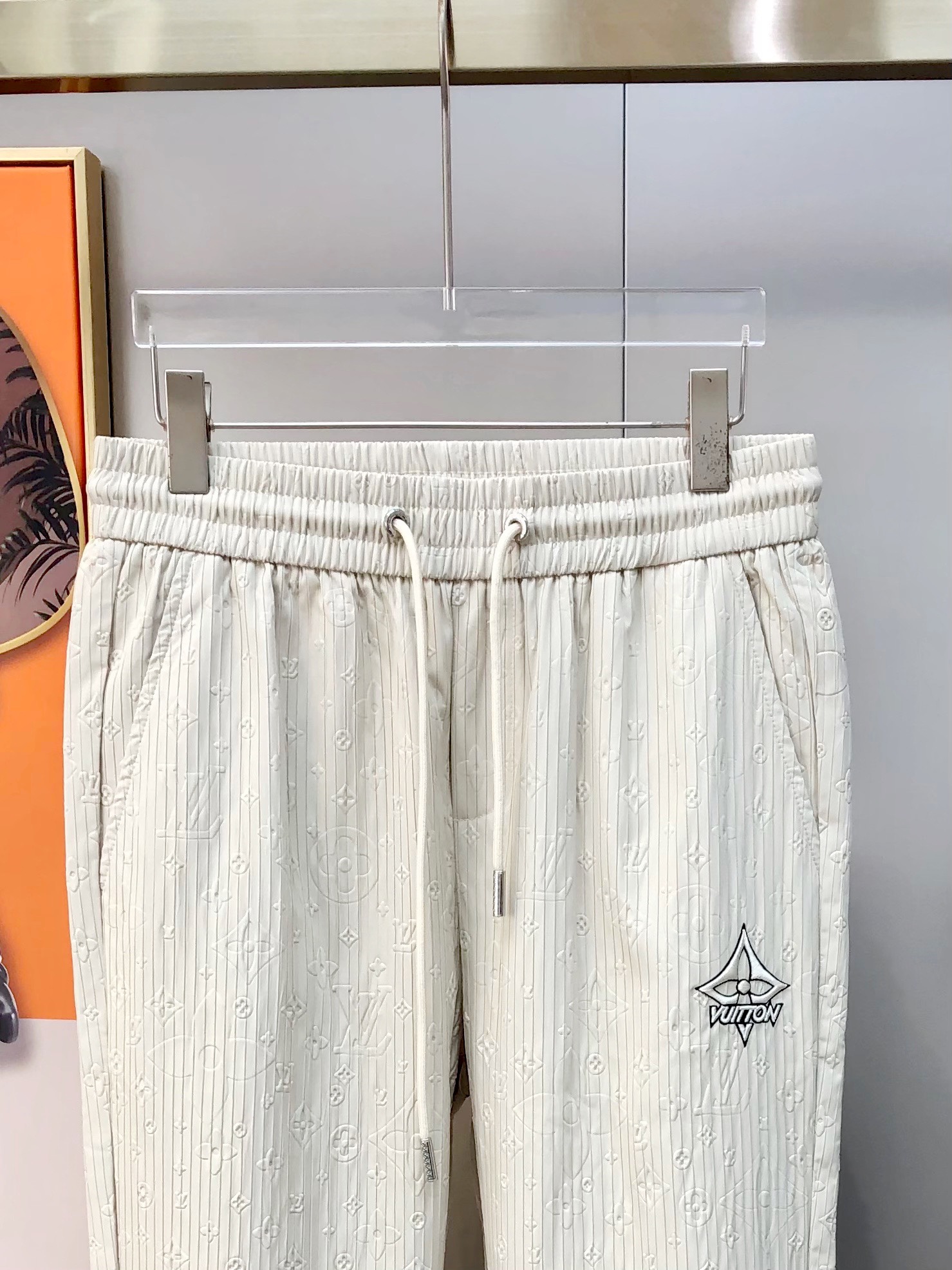 “LV Spring/Summer 2025 Men’s Leisure Pants: High-End Tailoring, Customized Design, Wide Size Range” - 图片 4
