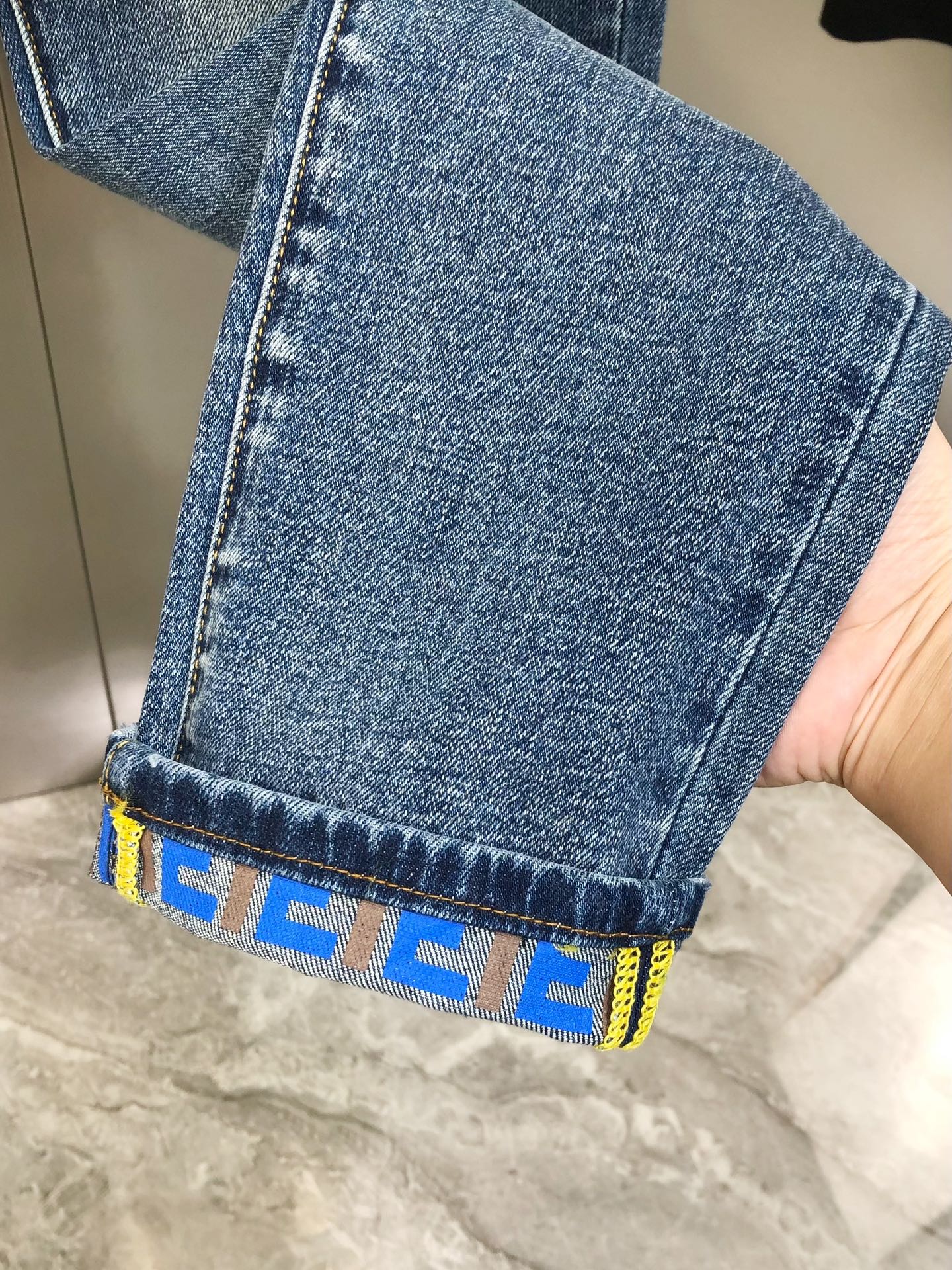 “Spring/Summer 2025 Short-Legged Jeans by P600 F.D. Findi: Custom Embroidery Logo, Pure Cotton, High Quality” - 图片 9