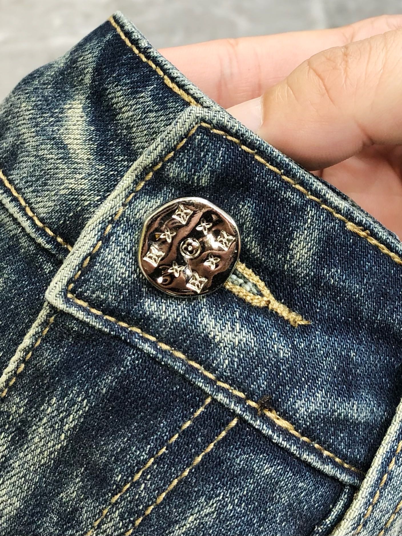 “2025 Louis Vuitton High-End Custom Jeans: Online Sync, Exclusive Design, Cosmopolitan Style, Size 28-38” - 图片 6