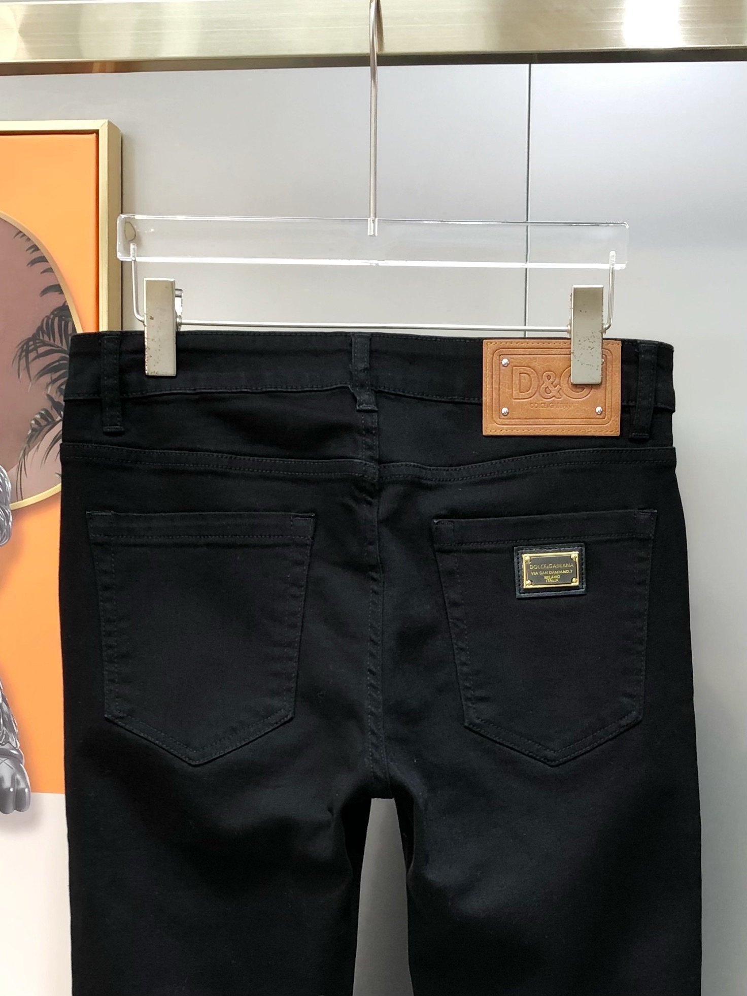 “High-End Black Cow Shorts for Spring/Summer 2025: P600 DG Dugarbana Collection” - 图片 5