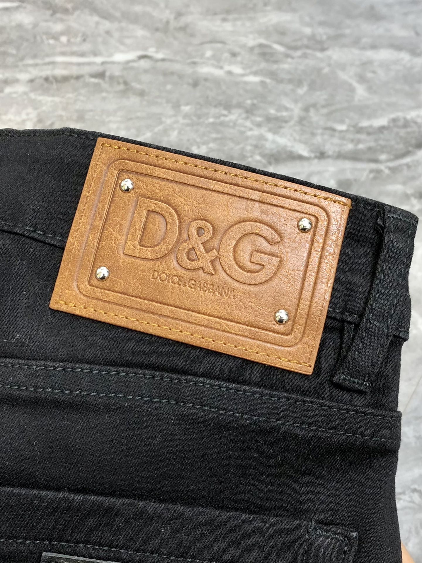 “High-End Black Cow Shorts for Spring/Summer 2025: P600 DG Dugarbana Collection” - 图片 7