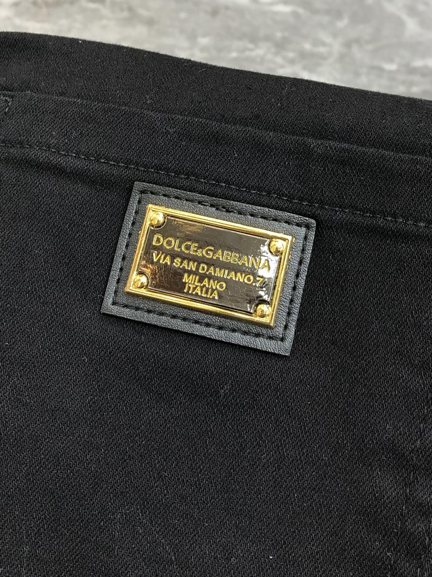 “High-End Black Cow Shorts for Spring/Summer 2025: P600 DG Dugarbana Collection” - 图片 8