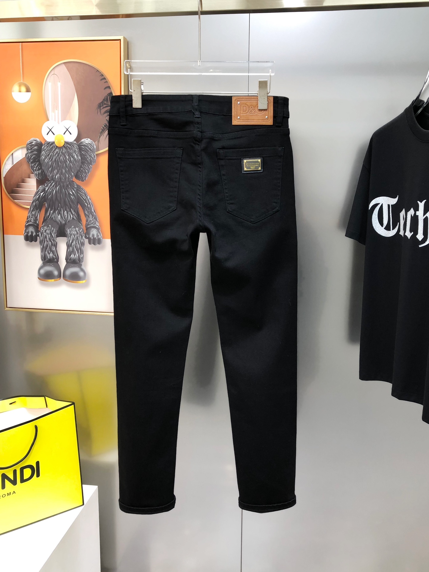“High-End Black Cow Shorts for Spring/Summer 2025: P600 DG Dugarbana Collection” - 图片 3