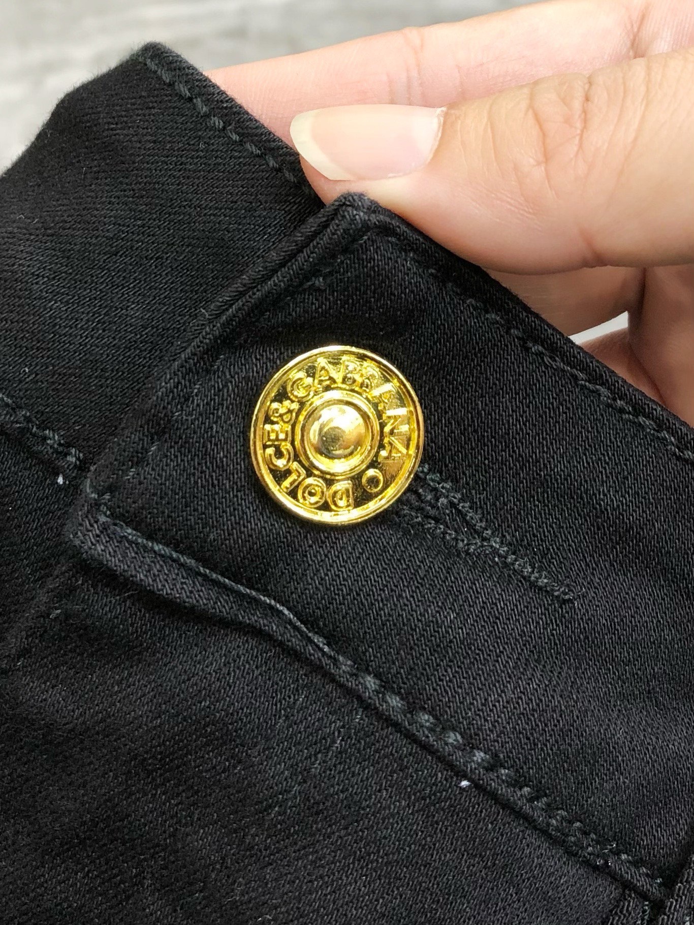 “High-End Black Cow Shorts for Spring/Summer 2025: P600 DG Dugarbana Collection” - 图片 6