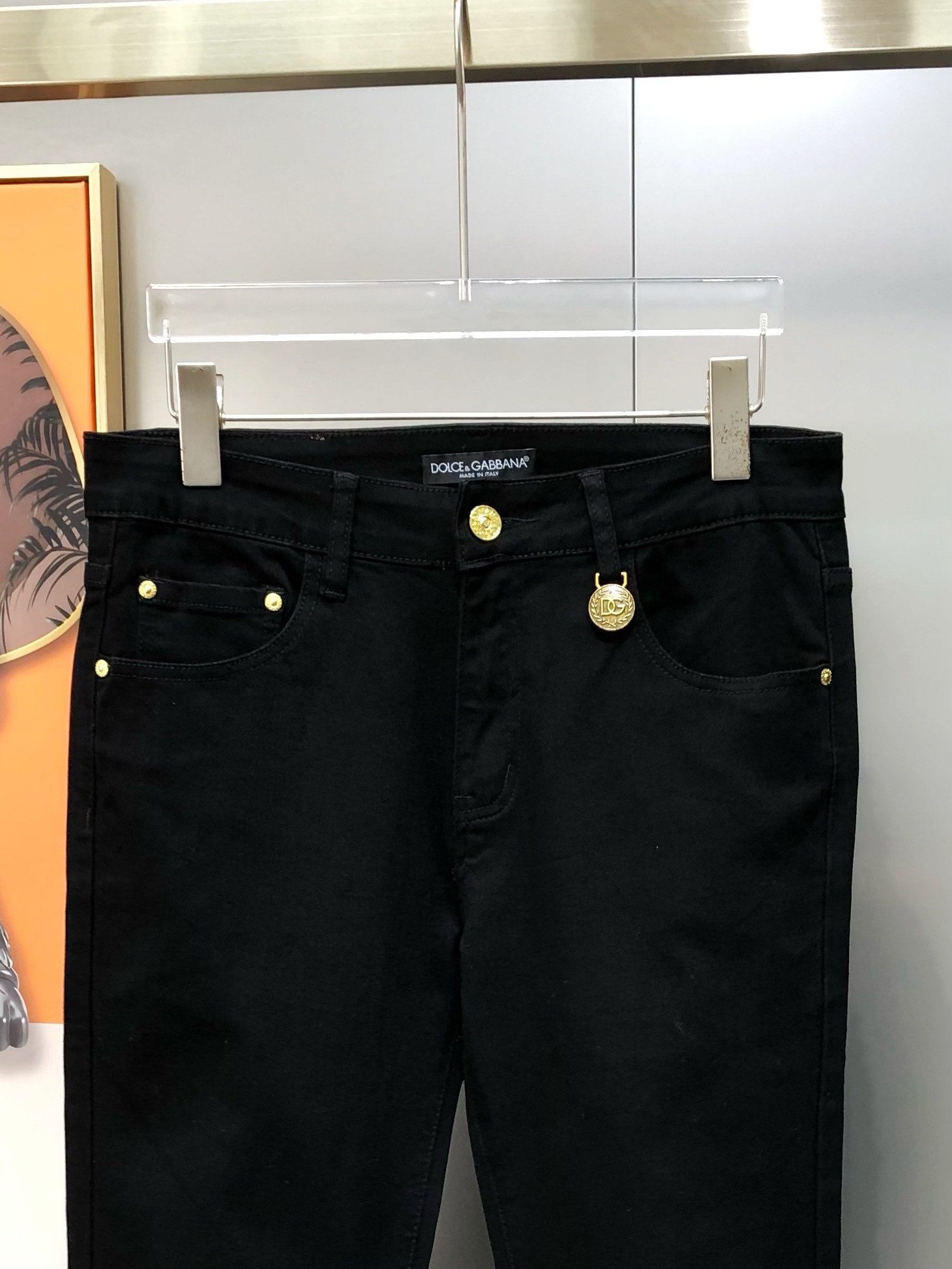 “High-End Black Cow Shorts for Spring/Summer 2025: P600 DG Dugarbana Collection” - 图片 4