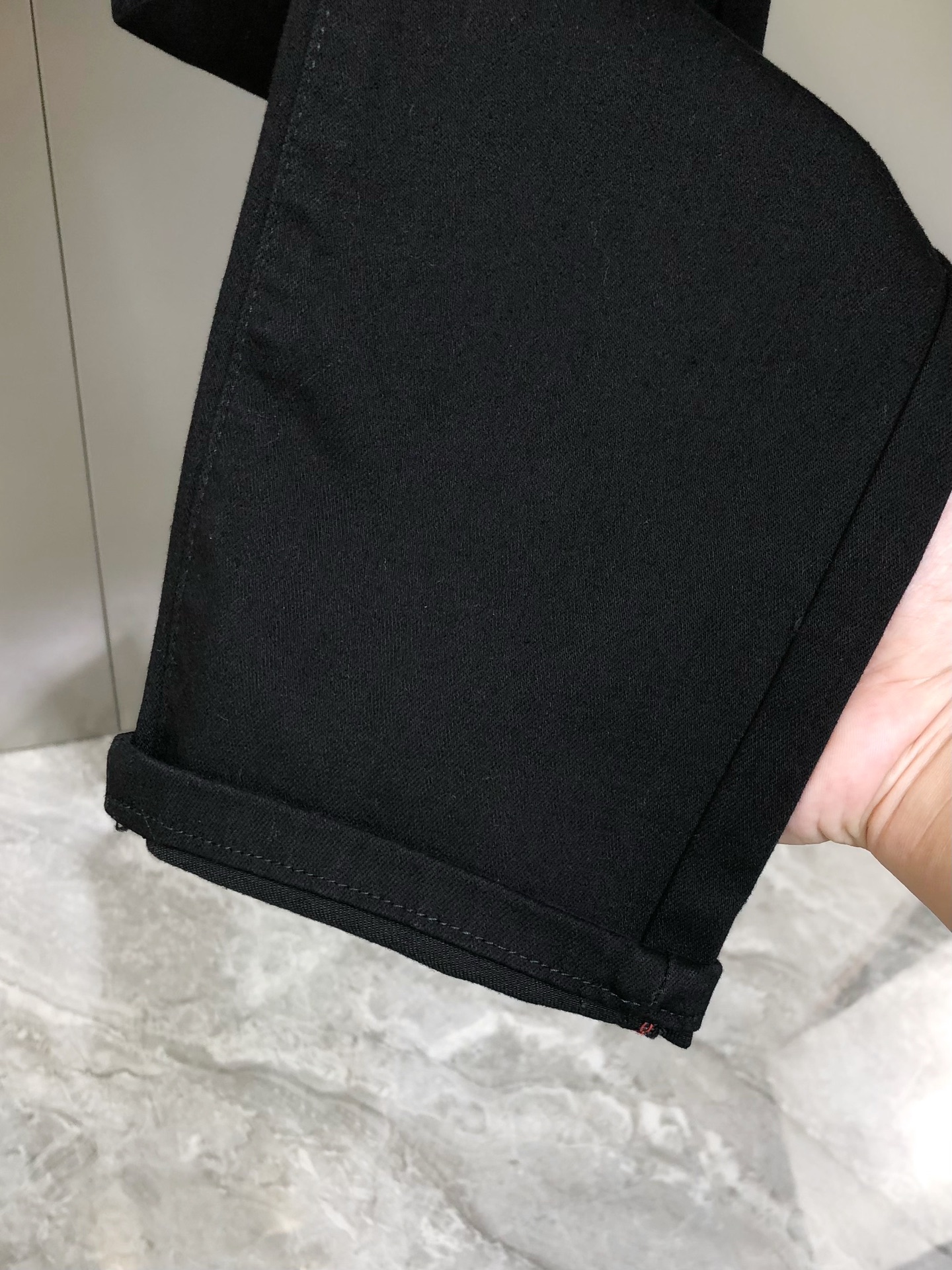 “High-End Black Cow Shorts for Spring/Summer 2025: P600 DG Dugarbana Collection” - 图片 9
