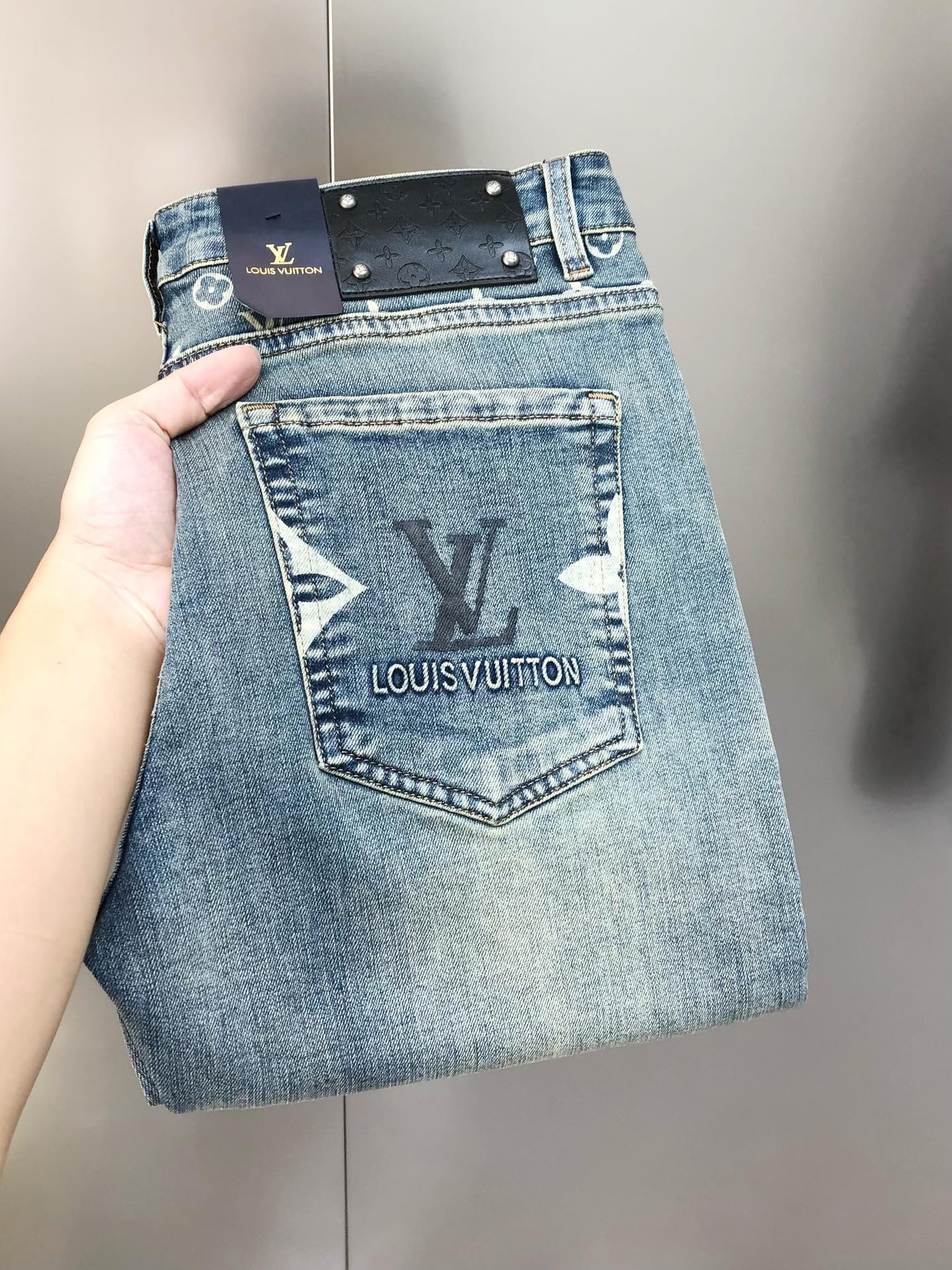 Louis Vuitton Spring Summer 2025 Short-Legged Jeans: High-End Custom Fashion with Platinum Bag-Printed Gel Logo - 图片 1