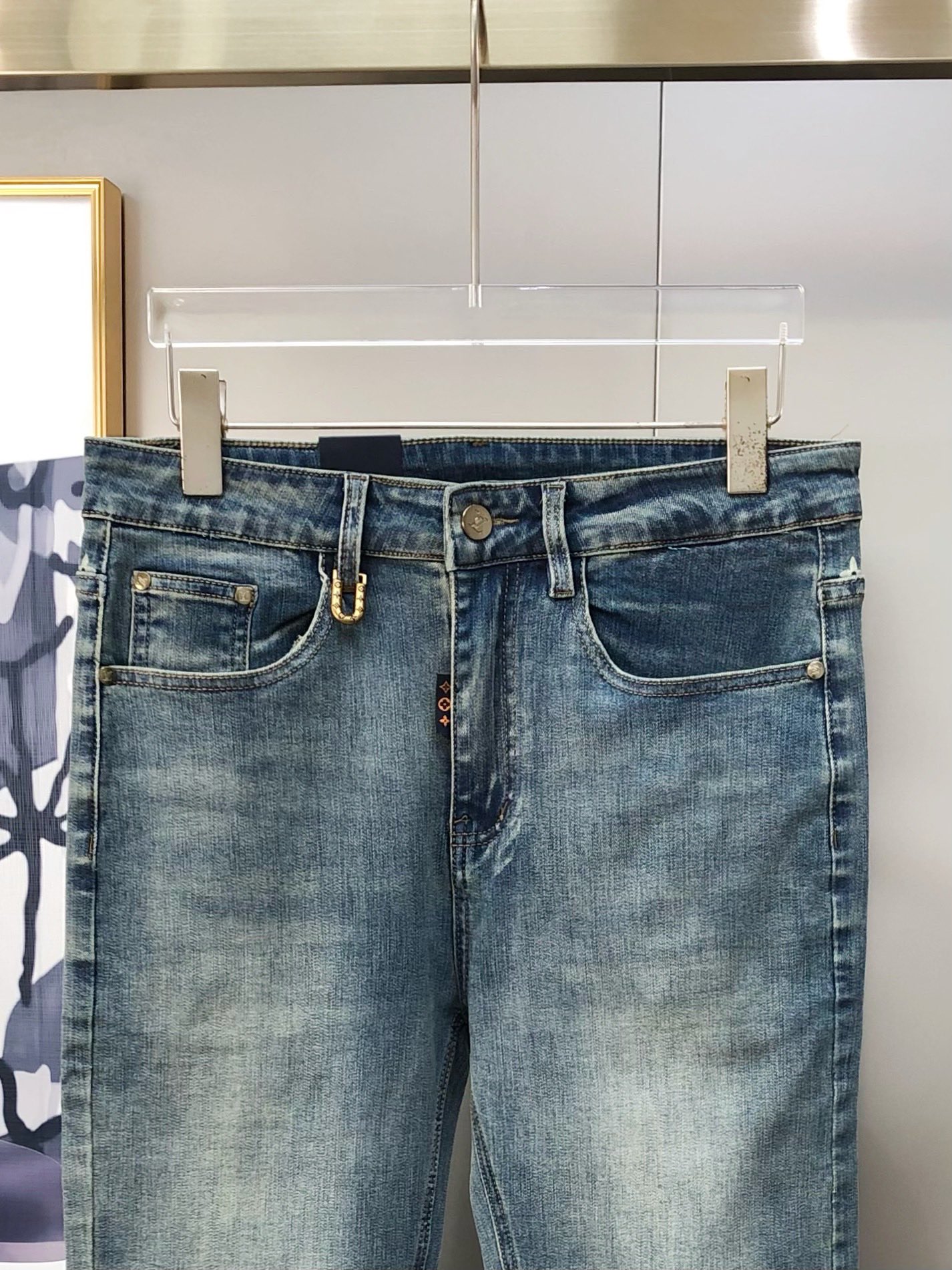 Louis Vuitton Spring Summer 2025 Short-Legged Jeans: High-End Custom Fashion with Platinum Bag-Printed Gel Logo - 图片 4