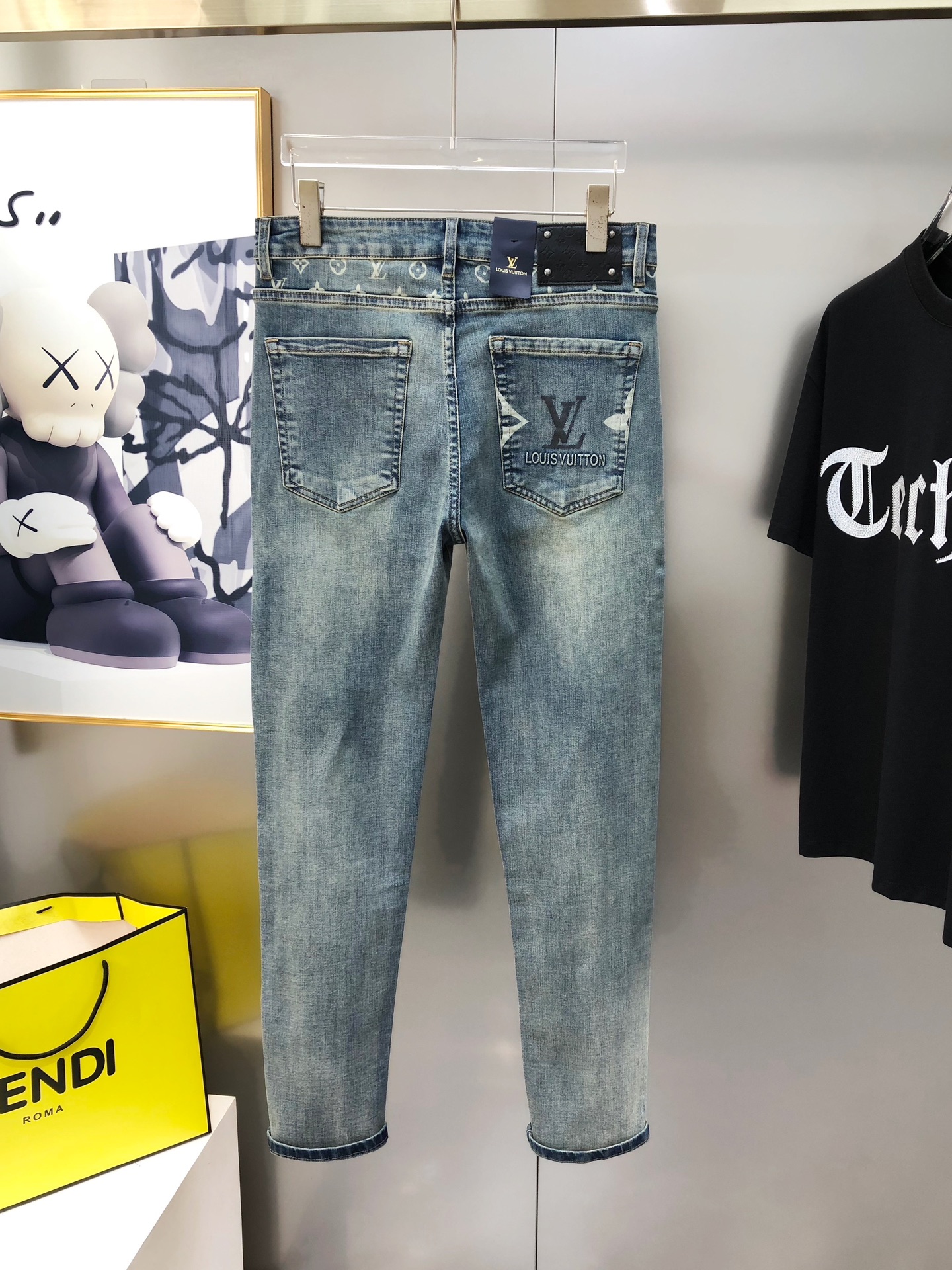 Louis Vuitton Spring Summer 2025 Short-Legged Jeans: High-End Custom Fashion with Platinum Bag-Printed Gel Logo - 图片 3