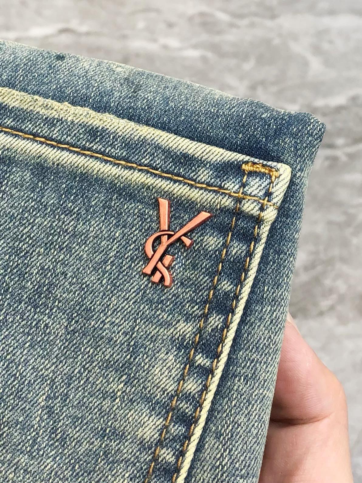 “2025 Spring Summer Men’s Fashion: YSL Santa Roland Small Foot Cowpants, High-End Customized Snack Bag Logo Design” - 图片 8
