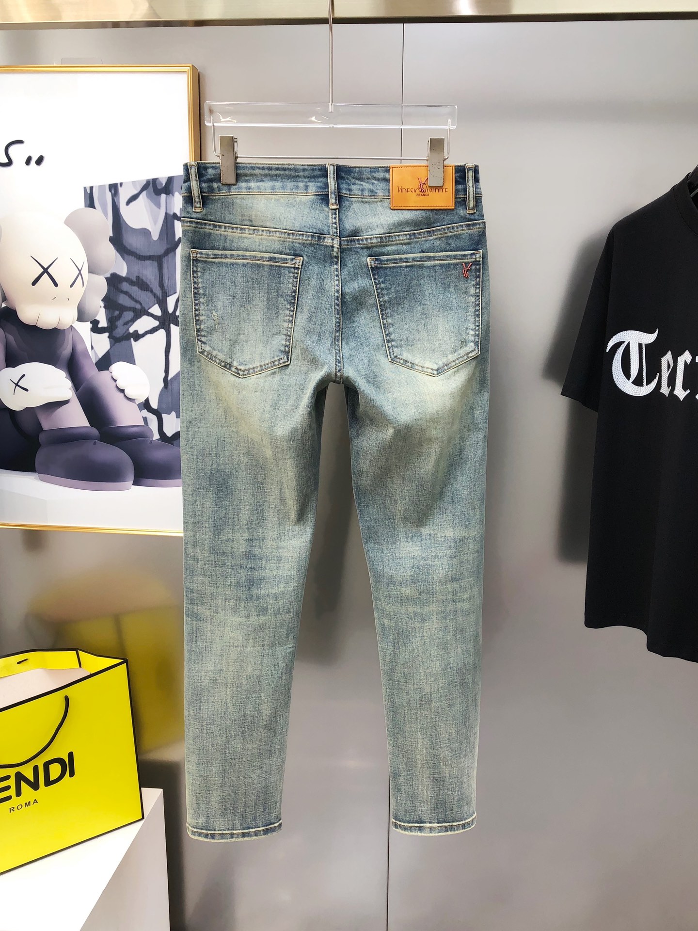 “2025 Spring Summer Men’s Fashion: YSL Santa Roland Small Foot Cowpants, High-End Customized Snack Bag Logo Design” - 图片 3