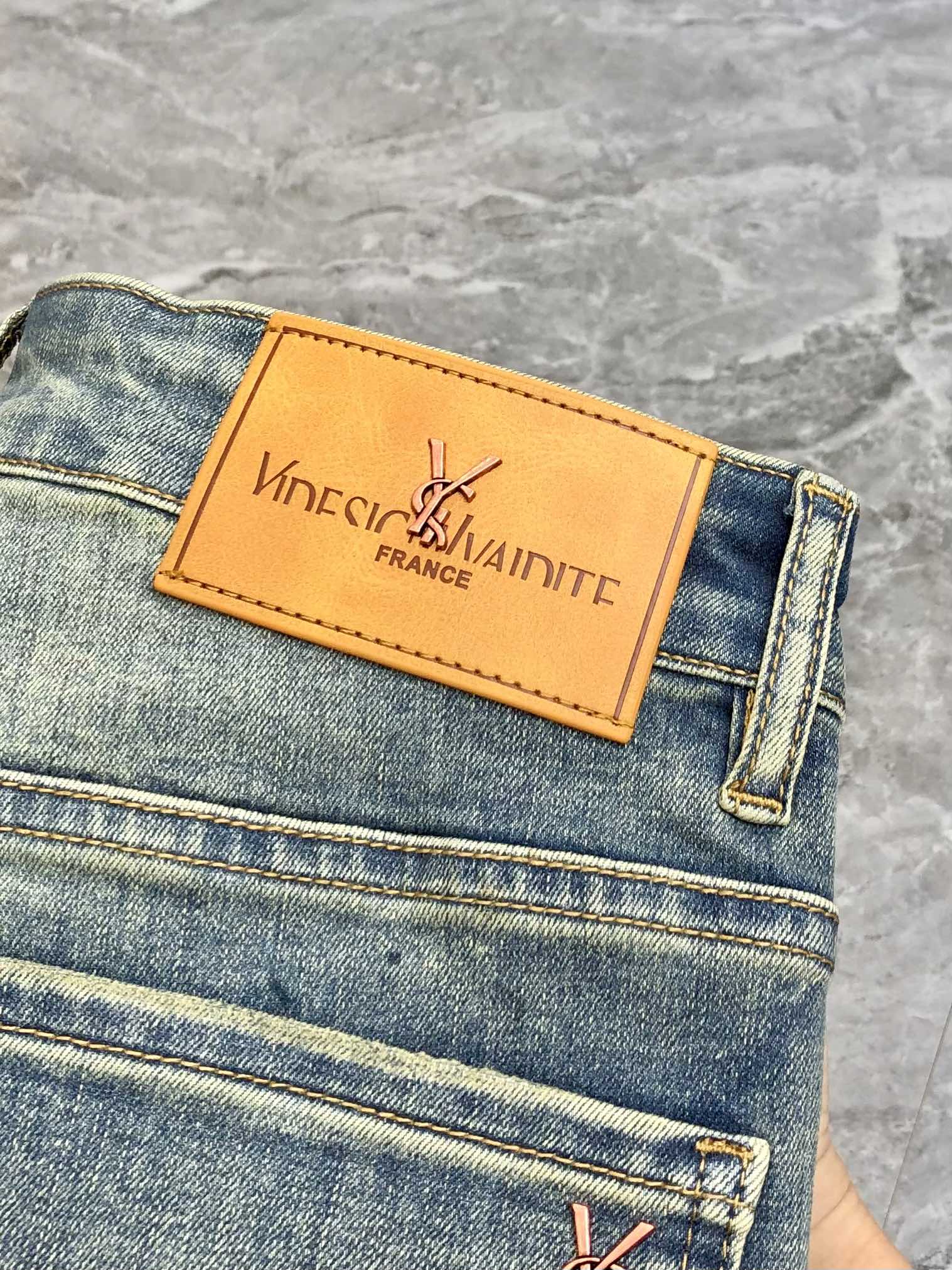 “2025 Spring Summer Men’s Fashion: YSL Santa Roland Small Foot Cowpants, High-End Customized Snack Bag Logo Design” - 图片 7