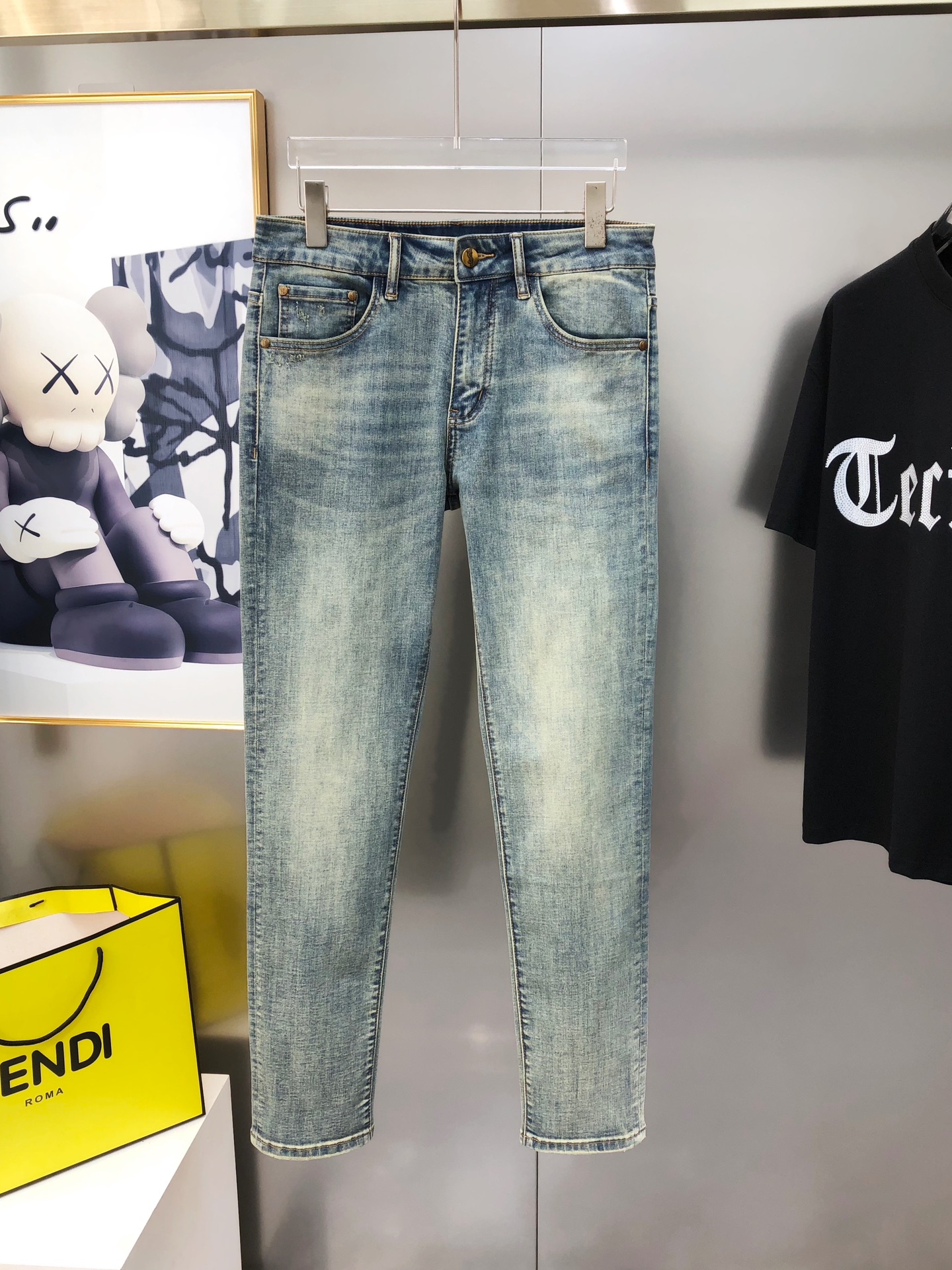 “2025 Spring Summer Men’s Fashion: YSL Santa Roland Small Foot Cowpants, High-End Customized Snack Bag Logo Design” - 图片 2
