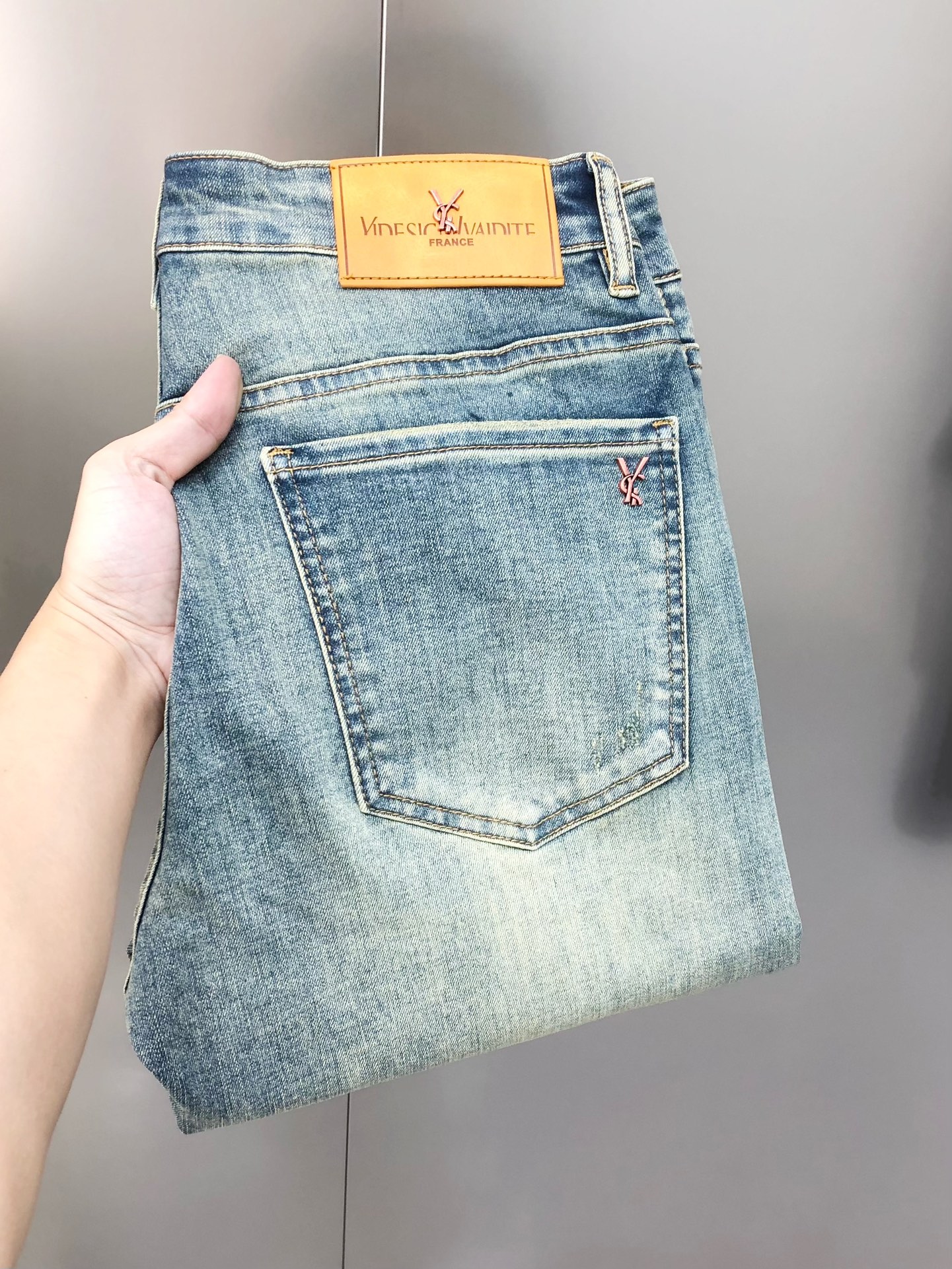 “2025 Spring Summer Men’s Fashion: YSL Santa Roland Small Foot Cowpants, High-End Customized Snack Bag Logo Design” - 图片 1