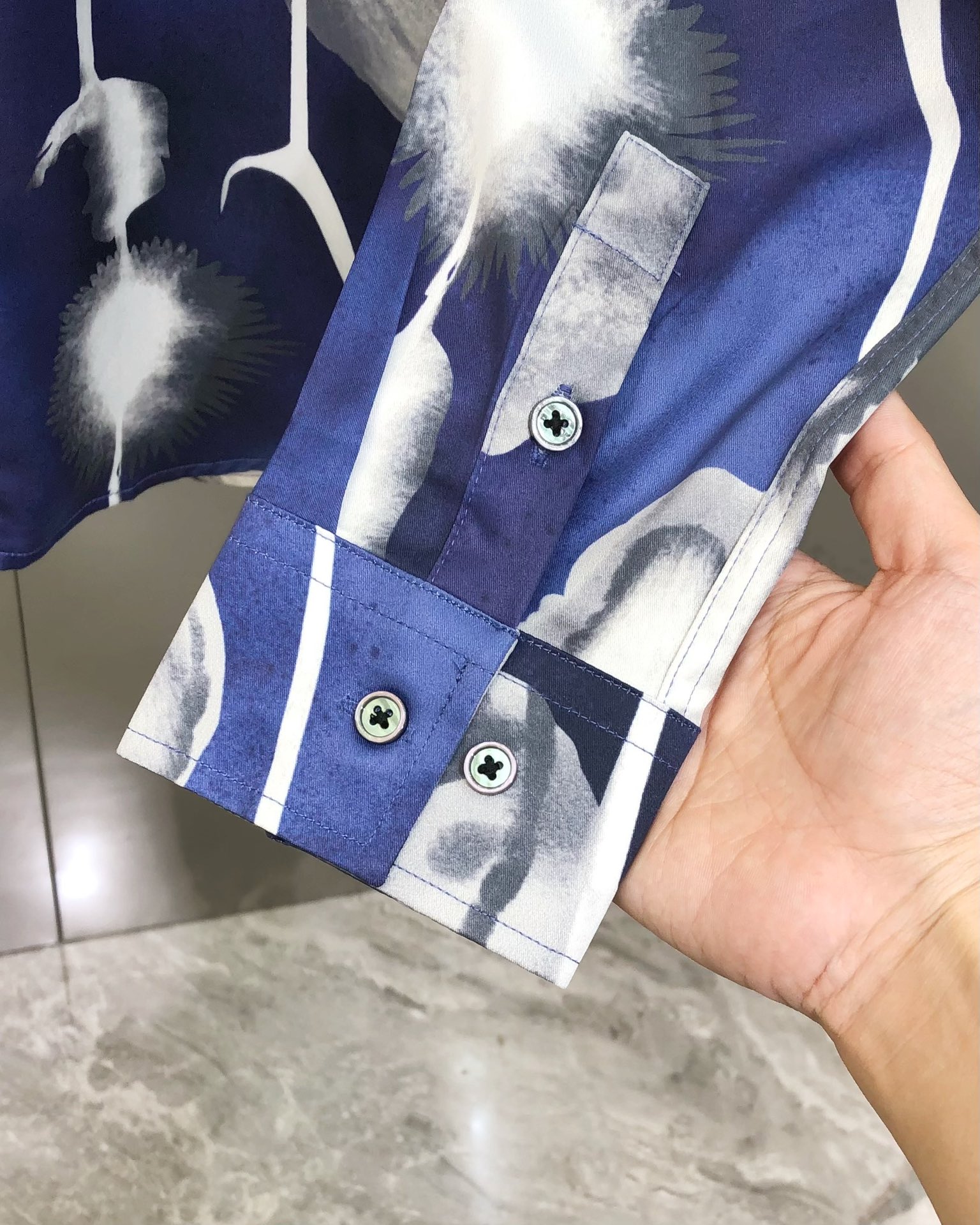 “Long-Sleeve Shirt with Double-Sleeve Design and Customized Features for Skin Comfort” - 图片 5