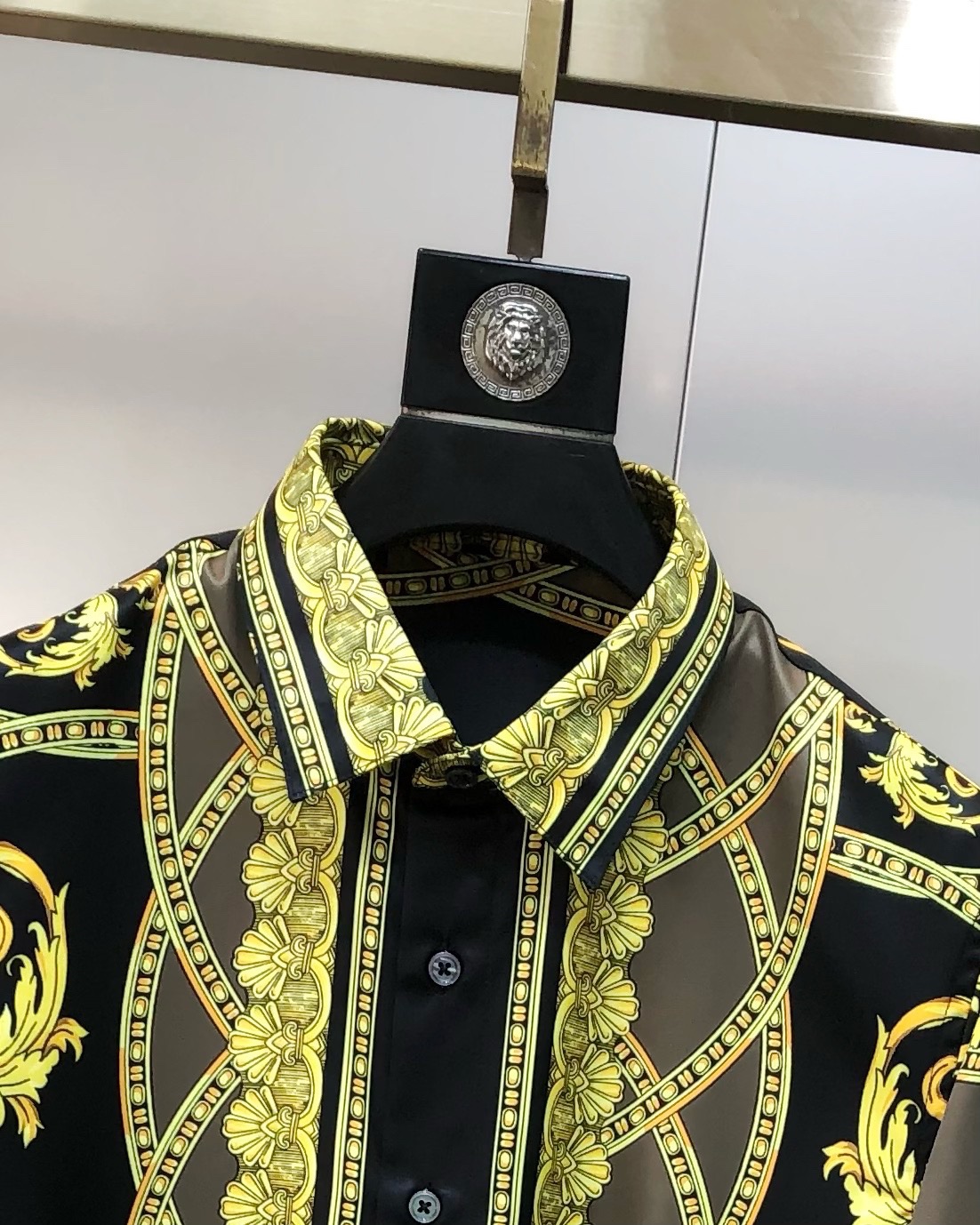 “Versace Van Sage 2025 Men’s Long-Sleeve Shirt: High-quality fashion with digital logo, original buttons, soft cotton.” - 图片 5