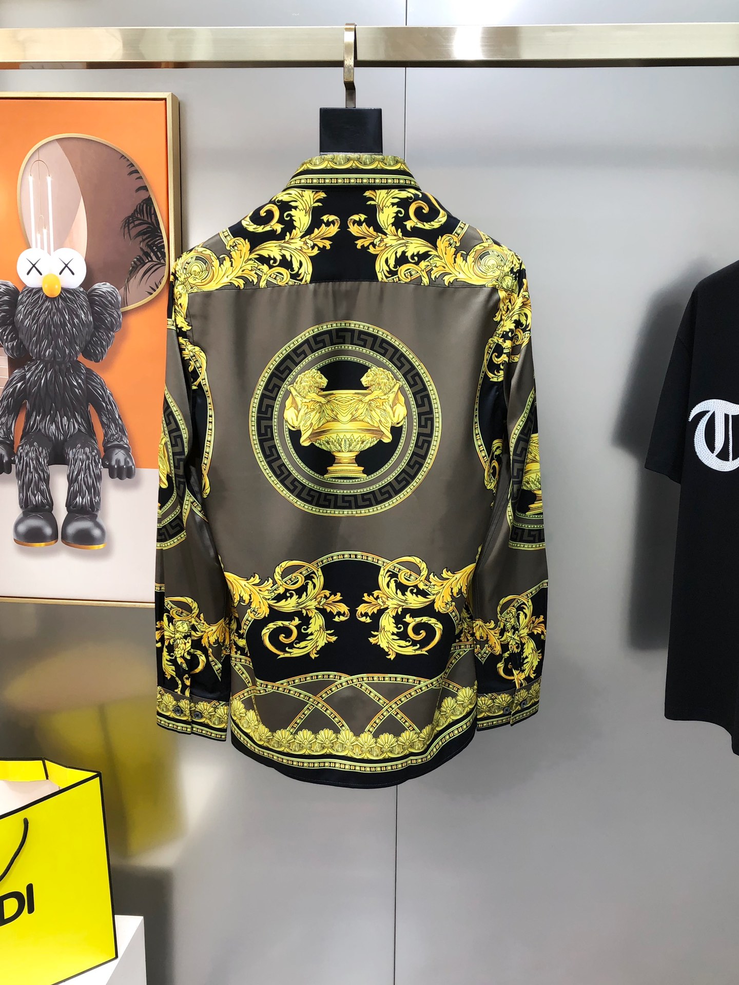 “Versace Van Sage 2025 Men’s Long-Sleeve Shirt: High-quality fashion with digital logo, original buttons, soft cotton.” - 图片 2