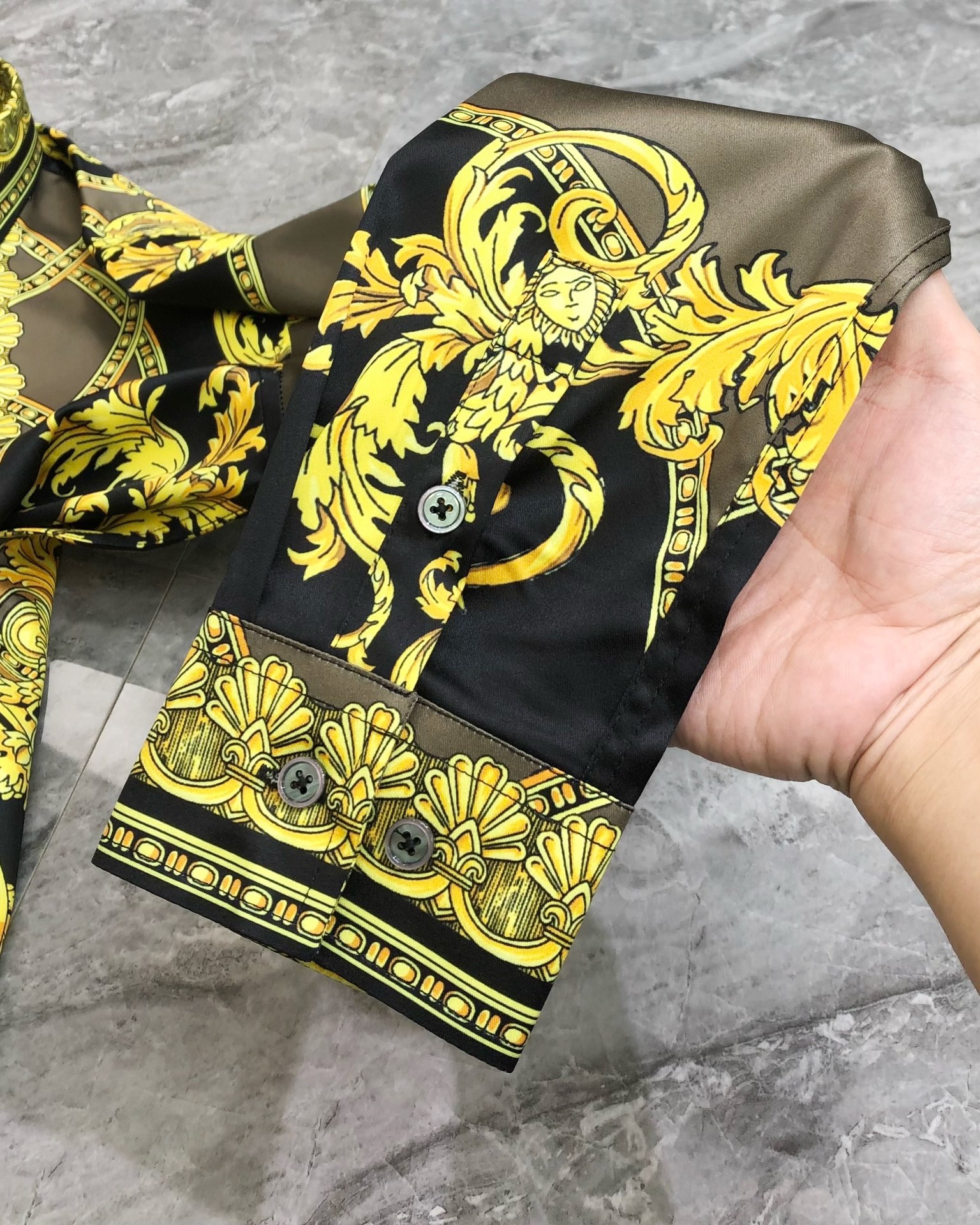 “Versace Van Sage 2025 Men’s Long-Sleeve Shirt: High-quality fashion with digital logo, original buttons, soft cotton.” - 图片 8