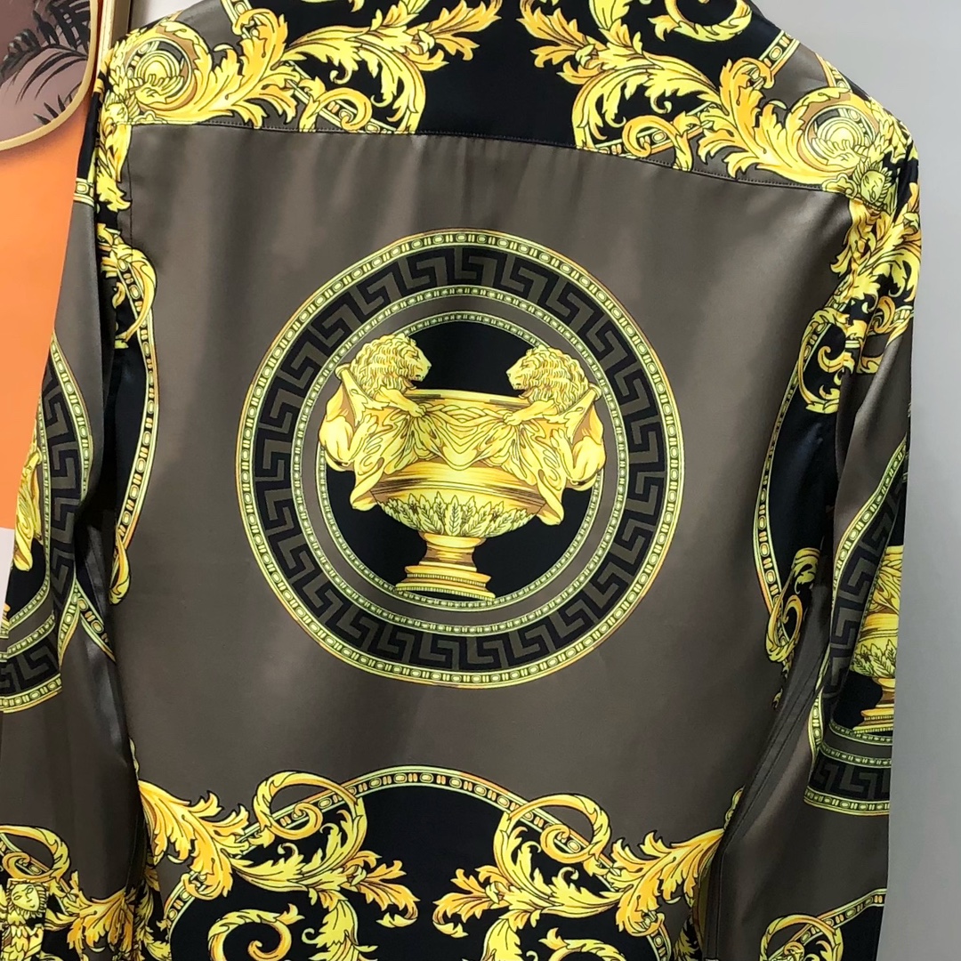 “Versace Van Sage 2025 Men’s Long-Sleeve Shirt: High-quality fashion with digital logo, original buttons, soft cotton.” - 图片 3