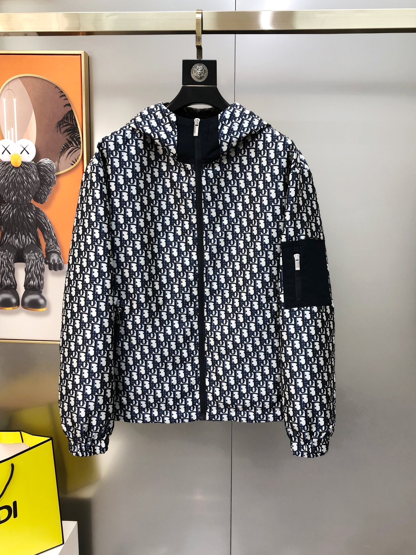 NO:529647,D*or Dior's new style of early autumn original single men's hooded jacket, thin cotton jacket, sold simultaneously on the official website, high-version, simple, fashionable and versatile, hot jacquard craftsmanship, original imported fabric, filled with imported cotton, soft and delicate touch, comfortable upper body, warm and stylish, customer-supplied original imported engraving hardware accessories, the OEM is finely made of smooth lines, exquisite craftsmanship, excellent style, and casual matching, very fashionable and handsome, highly recommended!  Counter size M-3XL (maximum size can be worn about 190 kilograms. Please report your height and weight to place an order) Shipping the next day, Dior, Jackets & coats, Jackets & coats, Hats, Alexander wang19860909D*or 迪奥早秋新款原单男士连帽夹克 薄款棉衣外套 官网同步售卖 高版本 简约时尚百搭 爆款提花工艺 采用原版进口面料 内里填充进口精棉 手感柔软细腻 上身舒适 保暖有型 客供原版进口刻字五金辅料配件,代工厂精细做线条流畅,工艺精致,版型超赞,随意搭配都非常时尚帅气强烈推荐哦！专柜尺码M-3XL（最大码可穿190斤左右 下单请报身高体重) 隔天出货,,dior,jackets & coats,jackets & coats,hats,alexander wang,Men's clothing