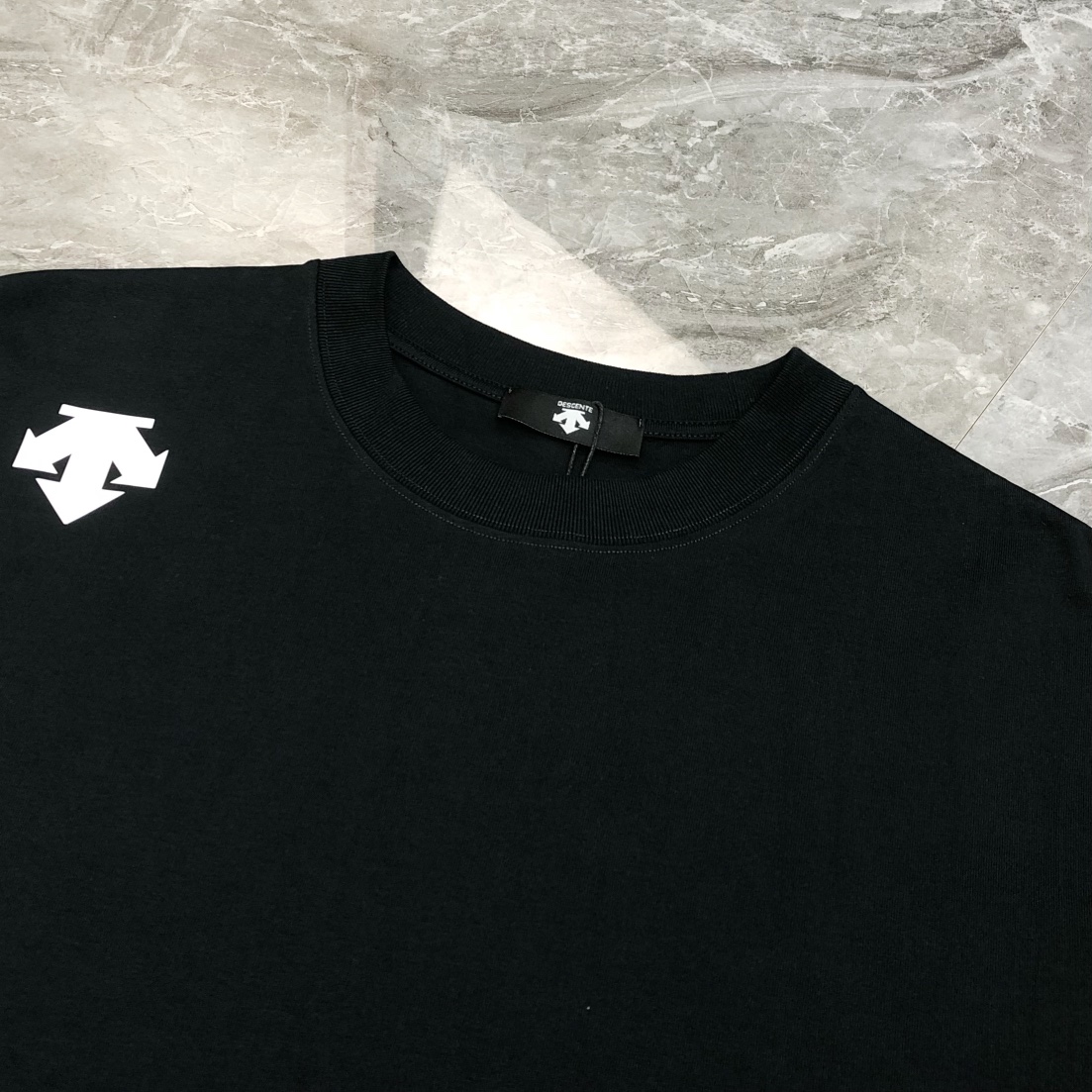 P528 D*SCENTE 迪桑特2025春夏新款原单男士圆领短袖T恤 专柜同步售卖 🔥🔥爆款✨✨高端品质 高版本 OS版型阔版 ✨✨立体印胶字母logo图案设计 定制进口双股100%纯棉面料 手感柔软细腻 穿着亲肤舒适 代工厂精细做工 上身非常帅气有型 尺码：S-2XL（偏大 最大码可穿200斤左右 下单请报身高体重) 黑色 白色 隔天出货 - 图片 7