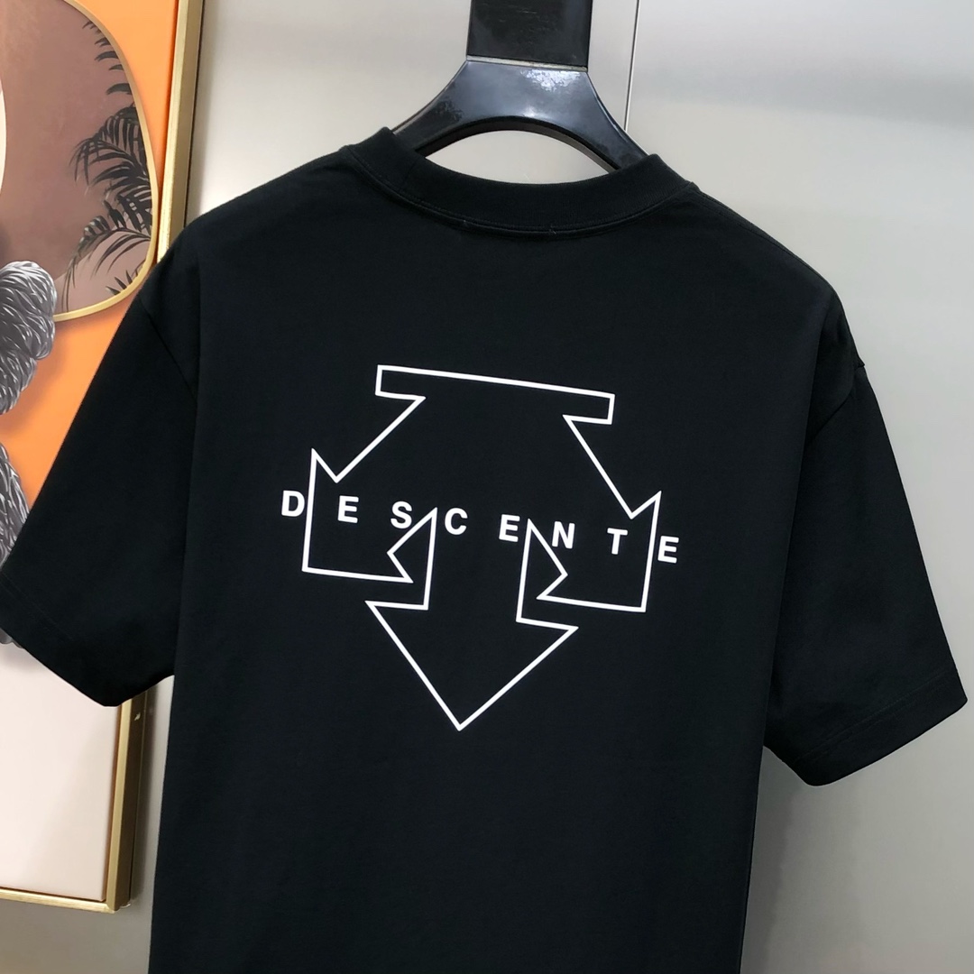 P528 D*SCENTE 迪桑特2025春夏新款原单男士圆领短袖T恤 专柜同步售卖 🔥🔥爆款✨✨高端品质 高版本 OS版型阔版 ✨✨立体印胶字母logo图案设计 定制进口双股100%纯棉面料 手感柔软细腻 穿着亲肤舒适 代工厂精细做工 上身非常帅气有型 尺码：S-2XL（偏大 最大码可穿200斤左右 下单请报身高体重) 黑色 白色 隔天出货 - 图片 5