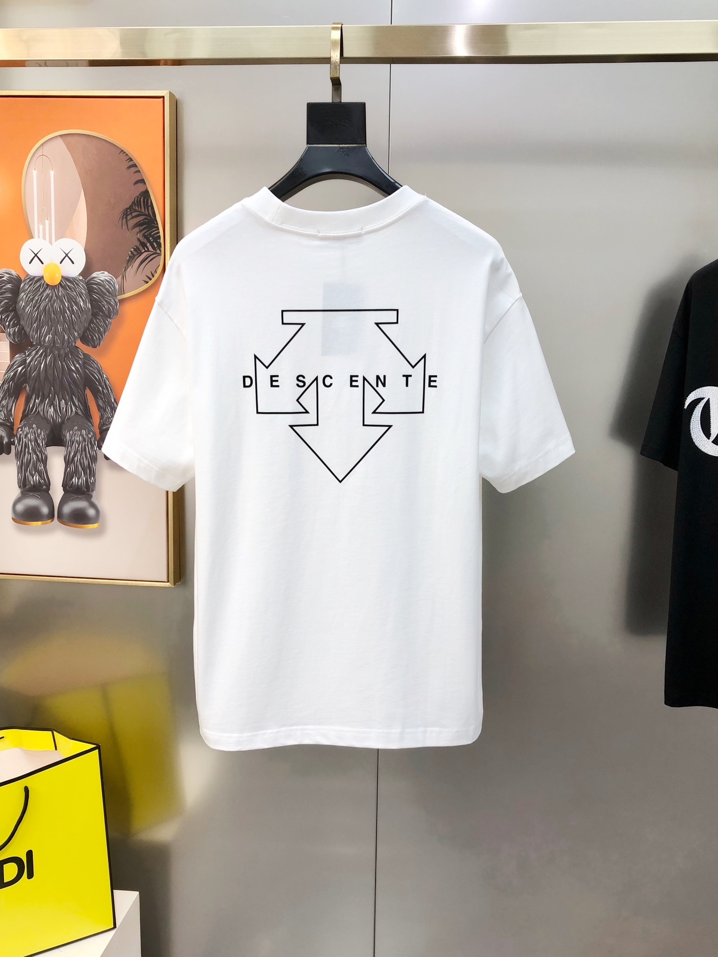 P528 D*SCENTE 迪桑特2025春夏新款原单男士圆领短袖T恤 专柜同步售卖 🔥🔥爆款✨✨高端品质 高版本 OS版型阔版 ✨✨立体印胶字母logo图案设计 定制进口双股100%纯棉面料 手感柔软细腻 穿着亲肤舒适 代工厂精细做工 上身非常帅气有型 尺码：S-2XL（偏大 最大码可穿200斤左右 下单请报身高体重) 黑色 白色 隔天出货 - 图片 2
