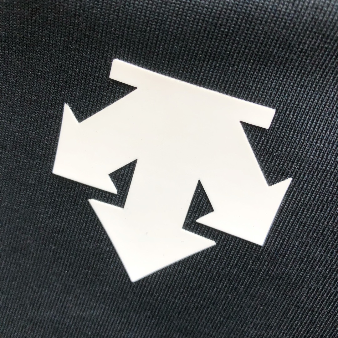 P528 D*SCENTE 迪桑特2025春夏新款原单男士圆领短袖T恤 专柜同步售卖 🔥🔥爆款✨✨高端品质 高版本 OS版型阔版 ✨✨立体印胶字母logo图案设计 定制进口双股100%纯棉面料 手感柔软细腻 穿着亲肤舒适 代工厂精细做工 上身非常帅气有型 尺码：S-2XL（偏大 最大码可穿200斤左右 下单请报身高体重) 黑色 白色 隔天出货 - 图片 8