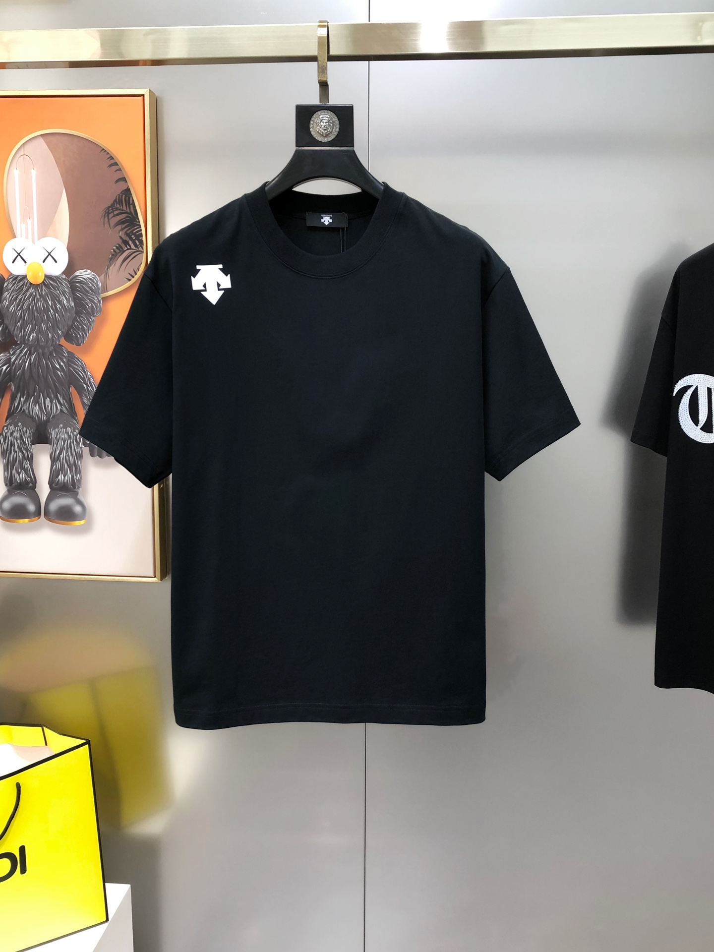 P528 D*SCENTE 迪桑特2025春夏新款原单男士圆领短袖T恤 专柜同步售卖 🔥🔥爆款✨✨高端品质 高版本 OS版型阔版 ✨✨立体印胶字母logo图案设计 定制进口双股100%纯棉面料 手感柔软细腻 穿着亲肤舒适 代工厂精细做工 上身非常帅气有型 尺码：S-2XL（偏大 最大码可穿200斤左右 下单请报身高体重) 黑色 白色 隔天出货 - 图片 3
