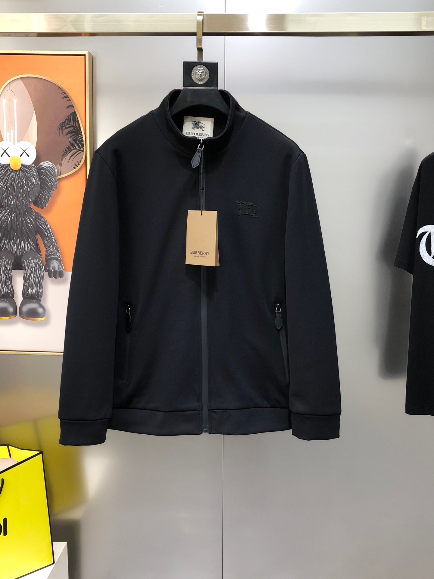 NO:732553,BURBE** Burberry's new 2025 early autumn original men's knitted jacket. It is sold simultaneously on the official website. Fashionable and versatile. The war horse logo design is printed on the chest, front and back. It is made of imported modal pure cotton blended fabric. Polyester fiber plaid lining. It feels soft and delicate, and the upper body is comfortable. Imported hardware accessories are supplied to customers. The OEM factory makes fine lines and smooth lines, exquisite craftsmanship, and awesome styles. It is very fashionable and handsome with any combination. Highly recommended!  Counter sizes M-3XL (the largest size can wear about 185 pounds. Please state your height and weight when placing an order). Next day shipping. Black,,burberry,burberry,jackets & coats,jackets & coats,19860909BURBE** 巴宝莉2025早秋新款原单男士针织夹克外套 官网同步售卖 时尚百搭 胸前后背印胶战马logo设计 采用进口莫代尔纯棉混纺面料 聚酯纤维格子里衬 手感柔软细腻 上身舒适 客供进口五金辅料配件,代工厂精细做线条流畅,工艺精致,版型超赞,随意搭配都非常时尚帅气强烈推荐哦！专柜尺码M-3XL（最大码可穿185斤左右 下单请报身高体重) 隔天出货 黑色,,burberry,burberry,jackets & coats,jackets & coats,,Men's clothing