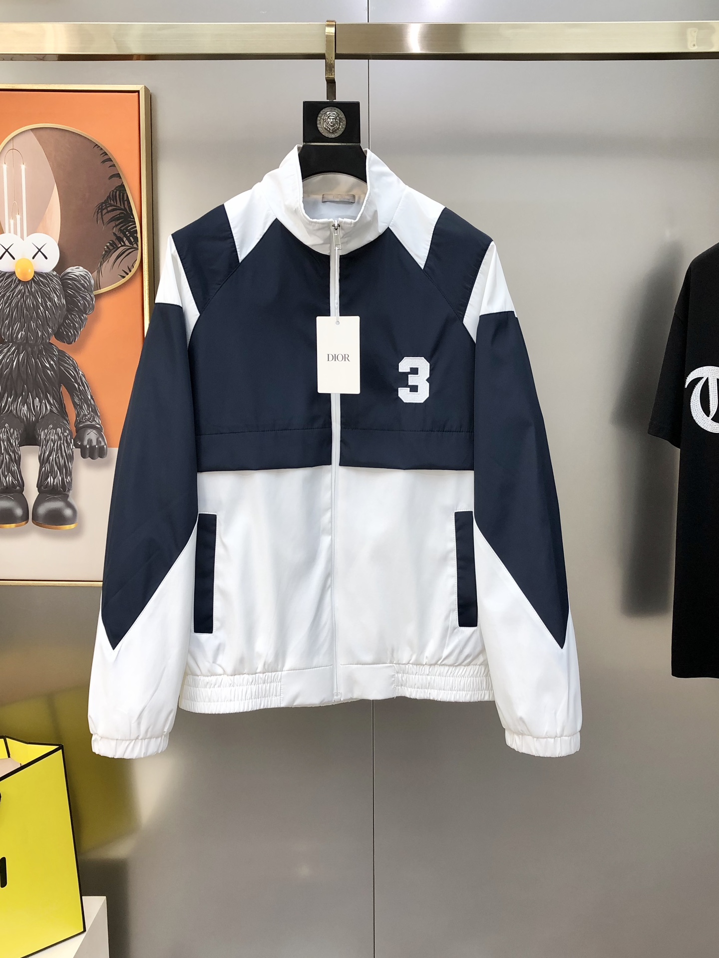 NO:732557,D*or Dior's new 2025 early autumn original men's windbreaker jacket is sold simultaneously on the official website. High-end quality, fashionable and versatile. Popular personality and contrasting three-dimensional embroidered logo pattern design. Made of original imported polyester fiber memory fabric, soft and delicate to the touch and comfortable on the upper body. Imported hardware and accessories are provided by customers. The OEM factory makes fine lines and smooth lines, exquisite craftsmanship, and awesome styles. It is very fashionable and handsome with any combination. Highly recommended!  Counter sizes M-3XL (the largest size can wear about 185 pounds. Please state your height and weight when placing an order). Next day shipping, dior, jackets & coats, jackets & coats,19860909D*or 迪奥2025早秋新款原单男士风衣夹克外套 官网同步售卖 高端品质 时尚百搭 爆款个性撞色立体刺绣logo图案设计 采用原版进口聚酯纤维记忆面料 手感柔软细腻 上身舒适 客供进口五金辅料配件,代工厂精细做线条流畅,工艺精致,版型超赞,随意搭配都非常时尚帅气强烈推荐哦！专柜尺码M-3XL（最大码可穿185斤左右 下单请报身高体重) 隔天出货,,dior,jackets & coats,jackets & coats,,Men's clothing