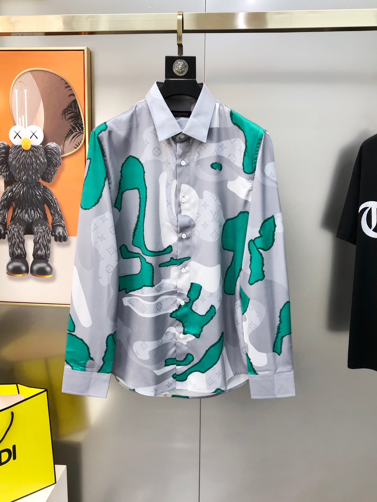 NO:732545,LV Louis Vuitton's 2025 new men's original casual long-sleeved shirt is sold simultaneously on the official website. Fashionable and trendy style. Slim fit. High version. Popular style. High-definition digital direct printing logo pattern design. Original buttons. Customized double-branch poplin cotton fabric. Soft and delicate feel. Comfortable and breathable. Fabric texture and comfort are at the peak. The OEM factory carefully makes versatile casual upper body. It is a must-have item for men.  Sizes 38-42=S-2XL (the largest size is about 185 pounds. Please state your height and weight when placing an order). Ships next day, louis vuitton, louis vuitton, shirts,19860909LV 路易威登2025新款男士原单休闲长袖衬衫 官网同步售卖 时尚潮款 修身版型 高版本 爆款 高清数码直喷印花logo图案设计 原版纽扣 定制双股支府绸棉面料 手感柔软细腻 穿着亲肤舒适透气 面料质感与舒适度达到登峰造极 代工厂精细做百搭休闲 上身非常赞 男士必备单品 尺码38-42=S-2XL（最大码穿185斤左右 下单请报身高体重）隔天出货,,louis vuitton,louis vuitton,shirts,,Men's clothing