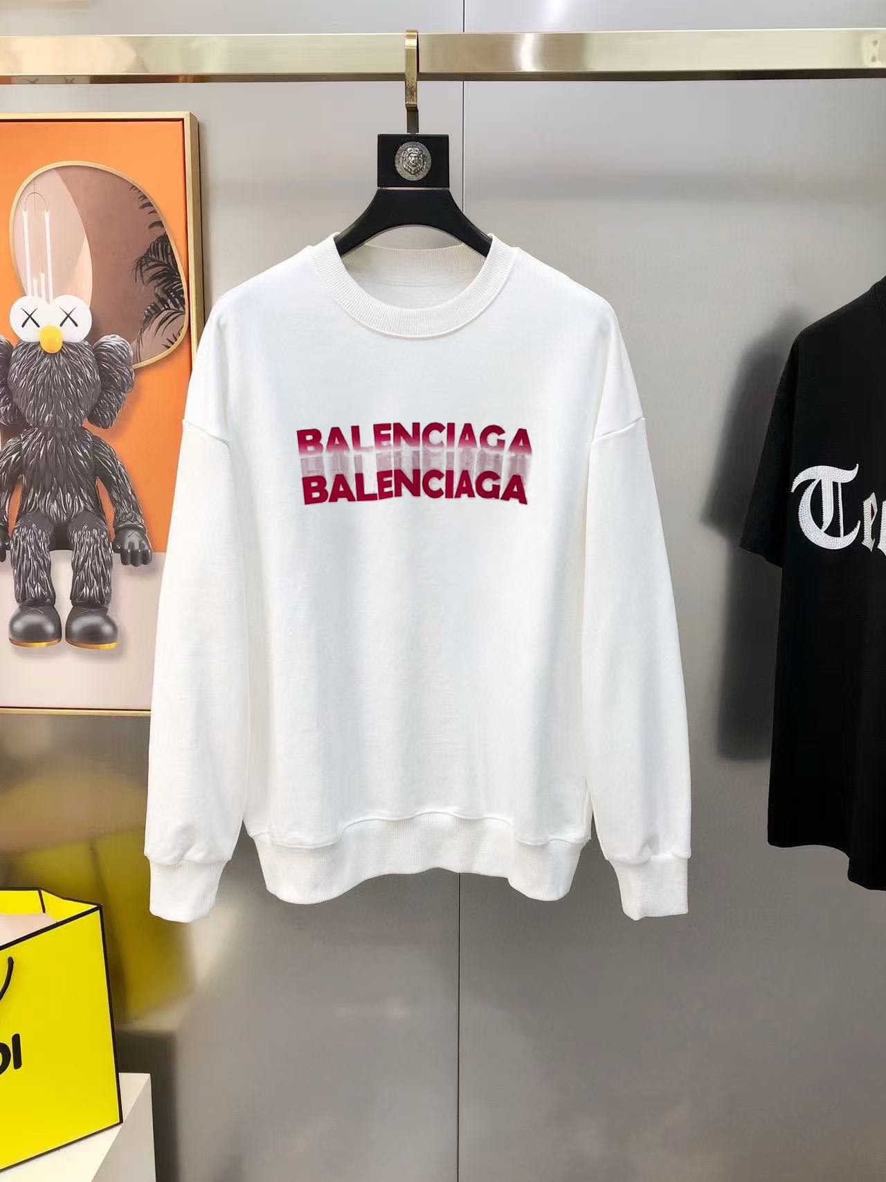 NO:732639,Bal*nciaga Balenciaga 2025 autumn and winter new original men's casual sweatshirt, high-end customization, high version, fashionable and versatile, popular OS, loose and large version, offset printed letter logo design, original imported pure cotton fabric, threaded cuffs, collar and hem, super soft and delicate feel, skin-friendly and comfortable to wear, high-end boutique, factory finely made upper body is very good, men's must-have items, three complete standards, sizes M-3XL (the largest size can wear about 200 pounds)  Please state your height and weight when placing an order) Next day shipping Black white, balenciaga, hoodie, sweatshirts,19860909Bal*nciaga 巴黎世家2025秋冬新款原单男士休闲卫衣 高端定制 高版本 时尚百搭爆款OS宽松偏大版型印胶印花字母logo设计 原版进口纯棉面料 螺纹袖口.领口衣摆 手感超柔软细腻 穿着亲肤舒适 高端精品 代工厂精细做上身非常赞 男士必备单品 三标齐全 尺码M-3XL（最大码可穿200斤左右 下单请报身高体重)隔天出货 黑色 白色,,balenciaga,hoodie,sweatshirts,,Men's clothing