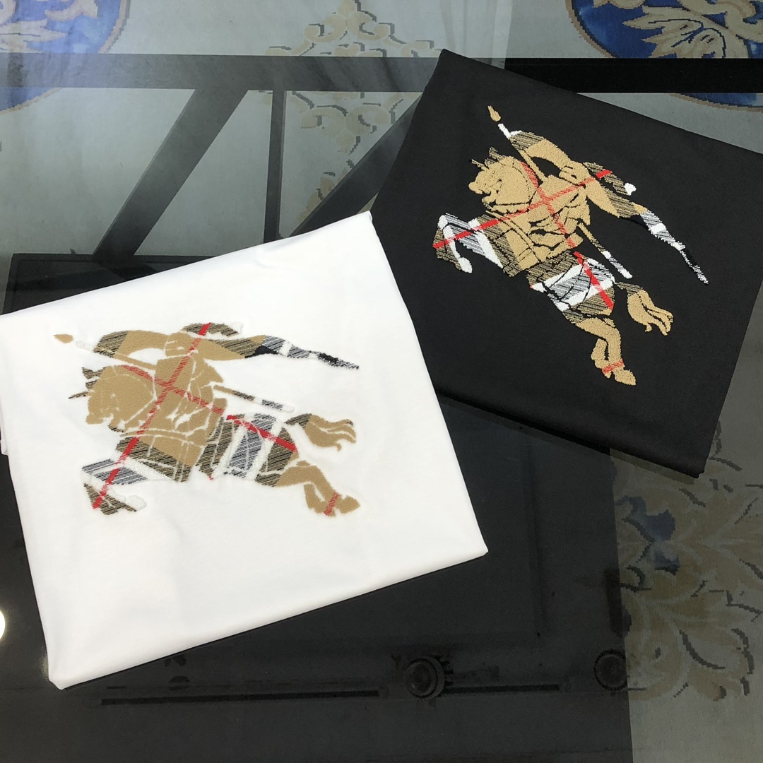 NO:732602,BURBE** Burberry 2025 spring and summer new original men's round neck short-sleeved T-shirt, high-end customization, fashionable and versatile, sold simultaneously at the counter, flocked war horse logo pattern design, custom-made imported double mercerized cotton fabric, skin-friendly and comfortable to wear, soft and breathable fabric, very delicate to the touch. All inside are made of single-needle locking technology!  It can ensure that it will not deform when worn!  The tailoring is decent, without any sense of restraint, and the workmanship of the factory is fine. It shows temperament and class. The upper body is very handsome. Sizes M-4XL (the largest size can wear about 195 pounds. Please state your height and weight when placing an order). Black, white, burberry, burberry, T-shirt, tees, t-shirt,19860909BURBE** 巴宝莉2025春夏新款原单男士圆领短袖T恤 高端定制 时尚百搭 柜台同步售卖 植绒战马logo图案设计 客供定制进口双丝光棉面料,穿着亲肤舒适 面料柔软透气 摸上去非常细腻的感觉.内里全部采用单针锁边工艺！能够确保穿着不变形！裁剪得体,没有任何束缚感,代工厂做工精细 显气质 显档次 上身非常帅气 尺码M-4XL（最大码可穿195斤左右 下单请报身高体重) 黑色 白色,,burberry,burberry,T-shirt,tees，t-shirt,,Men's clothing