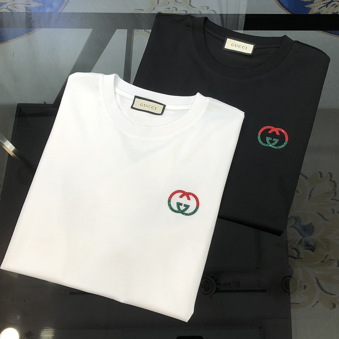 NO:732590,G*cci Gucci 2025 spring and summer new original men's round neck short-sleeved T-shirt, high-end customization, fashionable and versatile, sold simultaneously at the counter, three-dimensional embroidery hot diamond logo design, custom-made imported double mercerized cotton fabric, skin-friendly and comfortable to wear, the fabric is soft and breathable, and feels very delicate. The inside is all made of single-needle locking technology!  It can ensure that it will not deform when worn!  The tailoring is decent, without any sense of restraint, and the workmanship of the factory is fine. It shows temperament and class. The upper body is very handsome. Sizes M-4XL (the largest size can wear about 195 pounds. Please state your height and weight when placing an order). Black, white, shipped next day, T-shirt, tees, t-shirt,19860909G*cci 古齐2025春夏新款原单男士圆领短袖T恤 高端定制 时尚百搭 柜台同步售卖 立体刺绣烫钻logo设计 客供定制进口双丝光棉面料,穿着亲肤舒适 面料柔软透气 摸上去非常细腻的感觉.内里全部采用单针锁边工艺！能够确保穿着不变形！裁剪得体,没有任何束缚感,代工厂做工精细 显气质 显档次 上身非常帅气 尺码M-4XL（最大码可穿195斤左右 下单请报身高体重) 黑色 白色 隔天出货,,T-shirt,tees，t-shirt,,Men's clothing