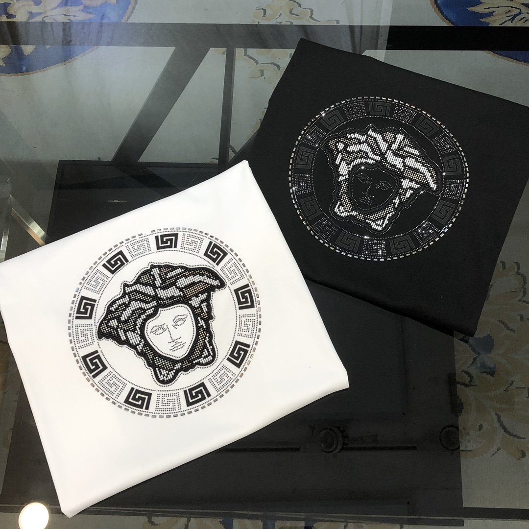 NO:732608,V*rsace Versace 2025 spring and summer new original men's round neck short-sleeved T-shirt, high-end customization, fashionable and versatile, sold simultaneously at the counter, printed rubber hot-drilled Medusa logo design, customized imported jade silk fabric, skin-friendly and comfortable to wear. The fabric is soft and breathable, and feels very delicate. The inside is all made of single-needle hemming technology!  It can ensure that it will not deform when worn!  The tailoring is decent, without any sense of restraint, and the workmanship of the factory is fine. It shows temperament and class. The upper body is very handsome. Size M-4XL (the largest size can wear about 195 pounds. Please state your height and weight when placing an order). Black, white, versace, T-shirt, tees, t-shirt,19860909V*rsace 范思哲2025春夏新款原单男士圆领短袖T恤 高端定制 时尚百搭 柜台同步售卖 印胶烫钻美杜莎logo图案设计 客供定制进口玉蚕丝面料,穿着亲肤舒适 面料柔软透气 摸上去非常细腻的感觉.内里全部采用单针锁边工艺！能够确保穿着不变形！裁剪得体,没有任何束缚感,代工厂做工精细 显气质 显档次 上身非常帅气 尺码M-4XL（最大码可穿195斤左右 下单请报身高体重) 黑色 白色,,versace,T-shirt,tees，t-shirt,,Men's clothing