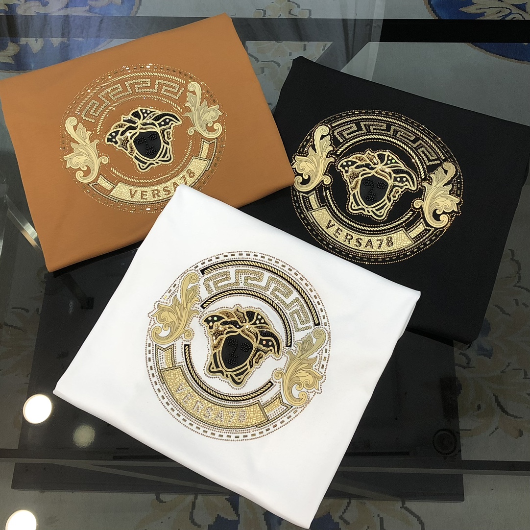 NO:732584,V*rsace Versace 2025 spring and summer new original men's round neck short-sleeved T-shirt, high-end customization, fashionable and versatile, sold simultaneously at the counter, printed rubber hot-drilled Medusa logo design, customized imported jade silk fabric, skin-friendly and comfortable to wear. The fabric is soft and breathable, and feels very delicate. The inside is all made of single-needle hemming technology!  It can ensure that it will not deform when worn!  The tailoring is decent, without any sense of restraint, and the workmanship of the factory is fine. It shows temperament and class. The upper body is very handsome. Sizes M-4XL (the largest size can wear about 195 pounds. Please state your height and weight when placing an order), versace, T-shirt, tees, t-shirt,19860909V*rsace 范思哲2025春夏新款原单男士圆领短袖T恤 高端定制 时尚百搭 柜台同步售卖 印胶烫钻美杜莎logo图案设计 客供定制进口玉蚕丝面料,穿着亲肤舒适 面料柔软透气 摸上去非常细腻的感觉.内里全部采用单针锁边工艺！能够确保穿着不变形！裁剪得体,没有任何束缚感,代工厂做工精细 显气质 显档次 上身非常帅气 尺码M-4XL（最大码可穿195斤左右 下单请报身高体重),,versace,T-shirt,tees，t-shirt,,Men's clothing