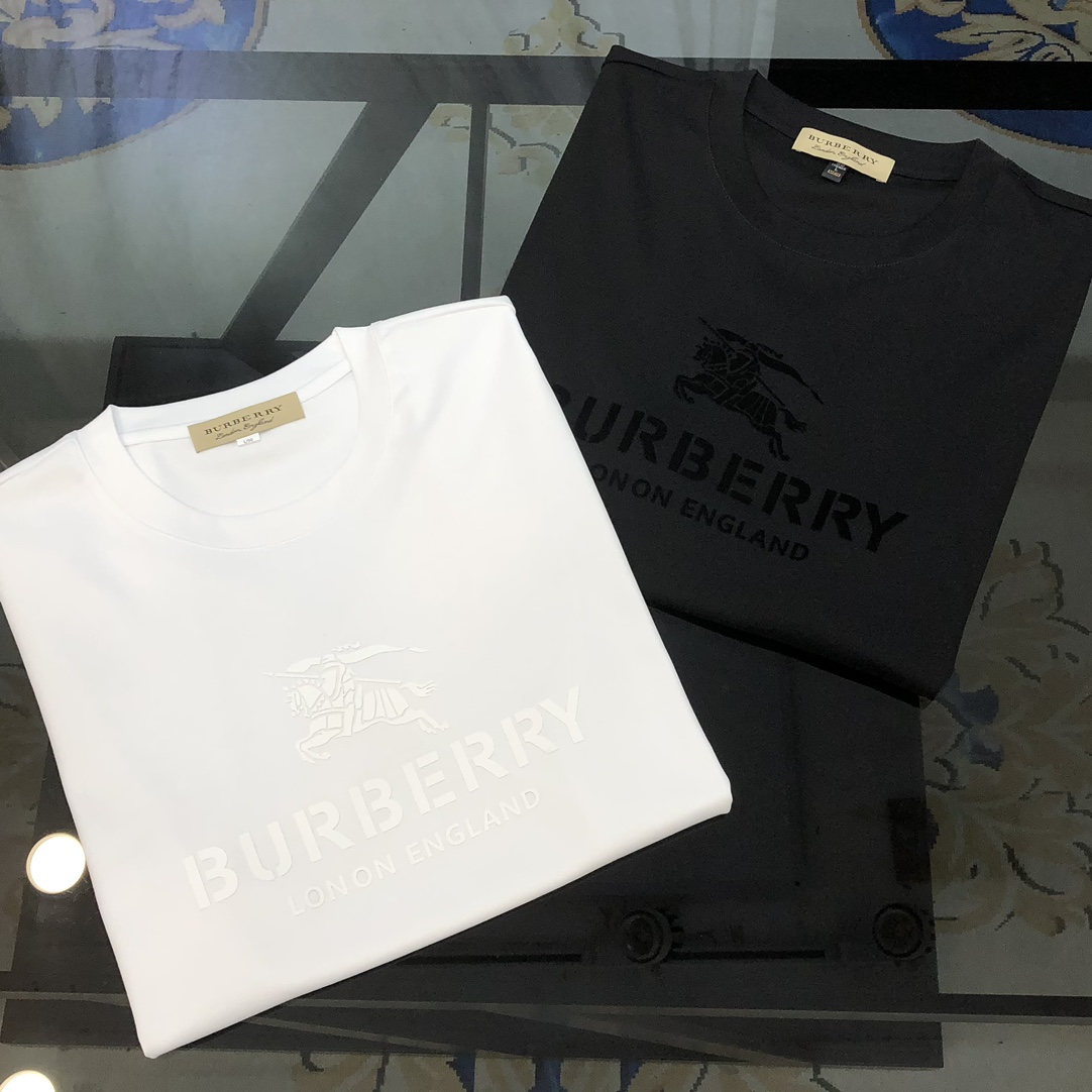 NO:732578,BURBE** Burberry 2025 spring and summer new original men's round neck short-sleeved T-shirt, high-end customization, fashionable and versatile, sold simultaneously at the counter, three-dimensional printed rubber letters war horse logo design, custom-made imported double mercerized cotton fabric, skin-friendly and comfortable to wear, the fabric is soft and breathable, and feels very delicate. The inside is all made of single-needle locking technology!  It can ensure that it will not deform when worn!  The tailoring is decent, without any sense of restraint, and the workmanship of the factory is fine. It shows temperament and class. The upper body is very handsome. Sizes M-4XL (the largest size can wear about 195 pounds. Please state your height and weight when placing an order). Black, white, burberry, burberry, T-shirt, tees, t-shirt,19860909BURBE** 巴宝莉2025春夏新款原单男士圆领短袖T恤 高端定制 时尚百搭 柜台同步售卖 立体印胶字母战马logo图案设计 客供定制进口双丝光棉面料,穿着亲肤舒适 面料柔软透气 摸上去非常细腻的感觉.内里全部采用单针锁边工艺！能够确保穿着不变形！裁剪得体,没有任何束缚感,代工厂做工精细 显气质 显档次 上身非常帅气 尺码M-4XL（最大码可穿195斤左右 下单请报身高体重) 黑色 白色,,burberry,burberry,T-shirt,tees，t-shirt,,Men's clothing