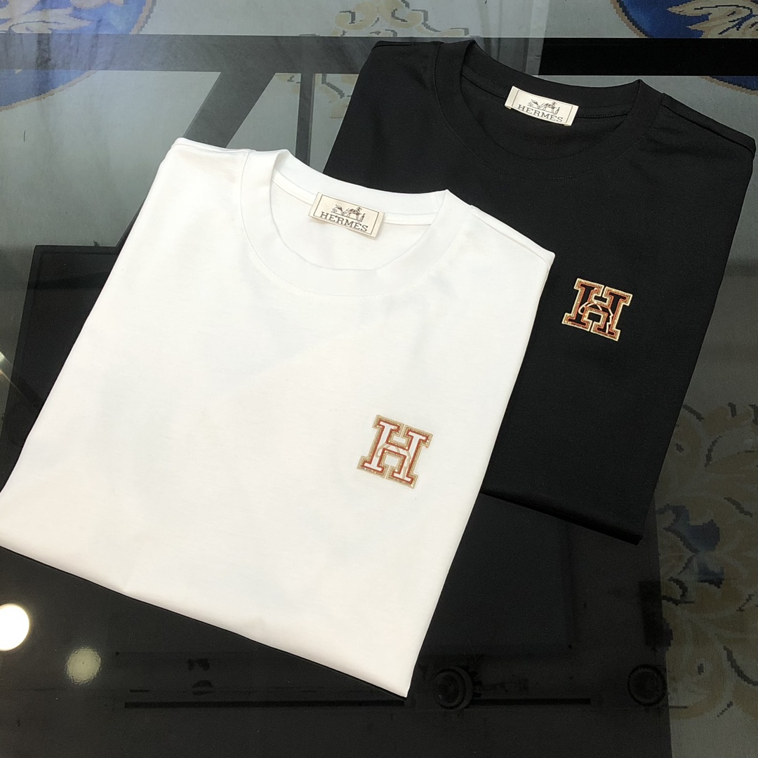 NO:732573,H*rmes 2025 spring and summer new original men's round neck short-sleeved T-shirt, high-end customization, fashionable and versatile, sold at the same time at the counter, hot diamond embroidery logo pattern design, custom-made imported jade silk fabric, skin-friendly and comfortable to wear, soft and breathable fabric, very delicate to the touch. All inside are made of single-needle locking technology!  It can ensure that it will not deform when worn!  The tailoring is decent, without any sense of restraint, and the workmanship of the factory is fine. It shows temperament and class. The upper body is very handsome. Size M-4XL (the largest size can wear about 195 pounds. Please state your height and weight when placing an order). Black, white, hermes, T-shirt, tees, t-shirt,19860909H*rmes 爱马仕2025春夏新款原单男士圆领短袖T恤 高端定制 时尚百搭 柜台同步售卖 烫钻刺绣logo图案设计 客供定制进口玉蚕丝面料,穿着亲肤舒适 面料柔软透气 摸上去非常细腻的感觉.内里全部采用单针锁边工艺！能够确保穿着不变形！裁剪得体,没有任何束缚感,代工厂做工精细 显气质 显档次 上身非常帅气 尺码M-4XL（最大码可穿195斤左右 下单请报身高体重) 黑色 白色,,hermes,T-shirt,tees，t-shirt,,Men's clothing