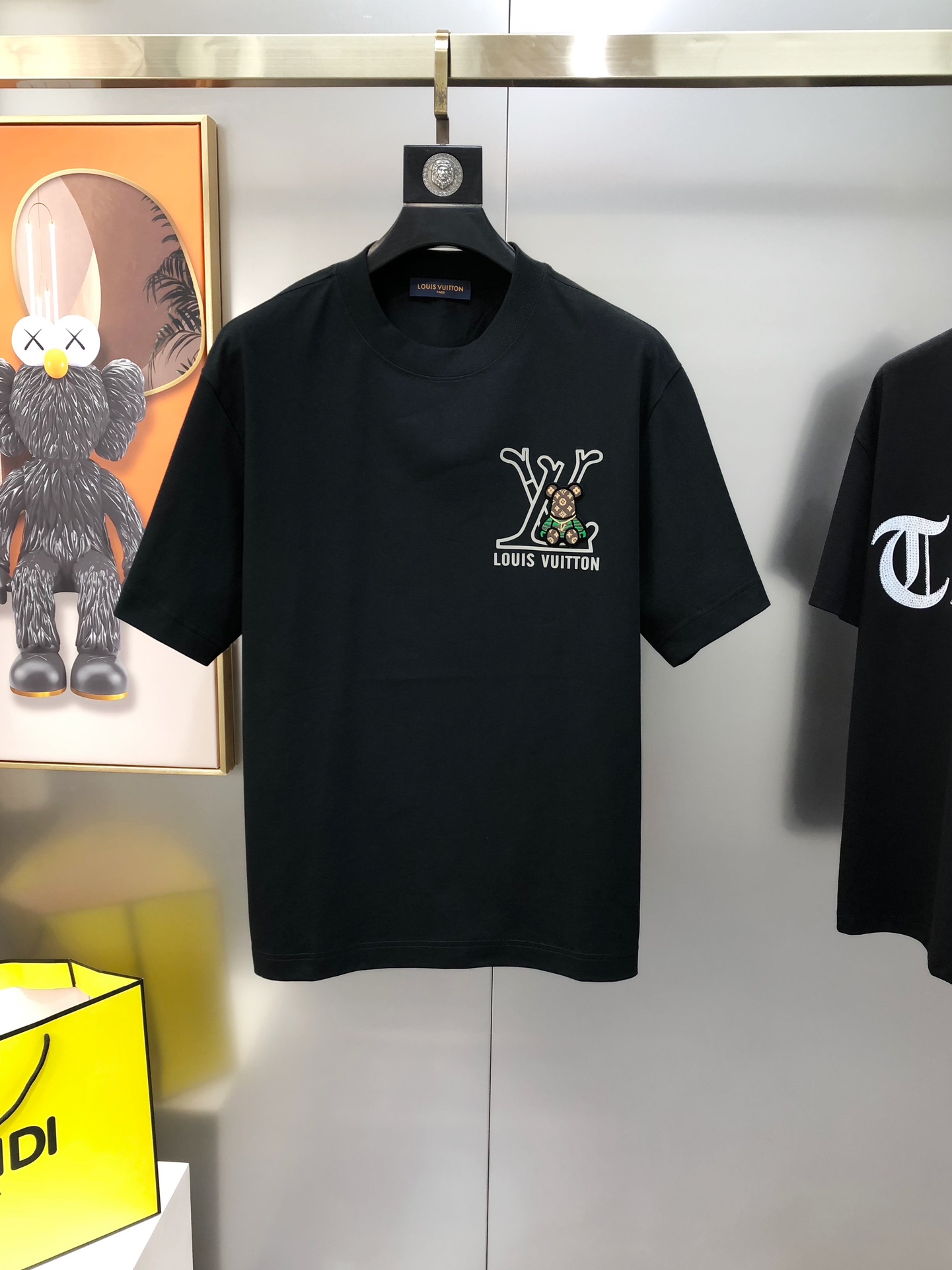 NO:732591,LV Louis Vuitton's 2025 spring and summer new original men's round-neck short-sleeved T-shirts are sold at the same time at the counter. Popular high-end quality. High version OS wide version. Three-dimensional printed rubber letter flocking logo design. Customized imported double-ply cotton fabric. Soft and delicate feel. Skin-friendly and comfortable to wear. Factory-made upper body is very handsome and stylish. Size S-3XL (too large. The maximum size can wear about 210 pounds. Please state your height and weight when placing an order). Black White  Next day shipping,,louis vuitton,louis vuitton,T-shirt,tees,t-shirt,19860909LV 路易威登2025春夏新款原单男士圆领短袖T恤 专柜同步售卖 爆款高端品质 高版本 OS版型阔版 立体印胶字母植绒logo图案设计 定制进口双股纯棉面料 手感柔软细腻 穿着亲肤舒适 代工厂精细做上身非常帅气有型 尺码S-3XL（偏大 最大码可穿210斤左右 下单请报身高体重) 黑色 白色 隔天出货,,louis vuitton,louis vuitton,T-shirt,tees，t-shirt,,Men's clothing